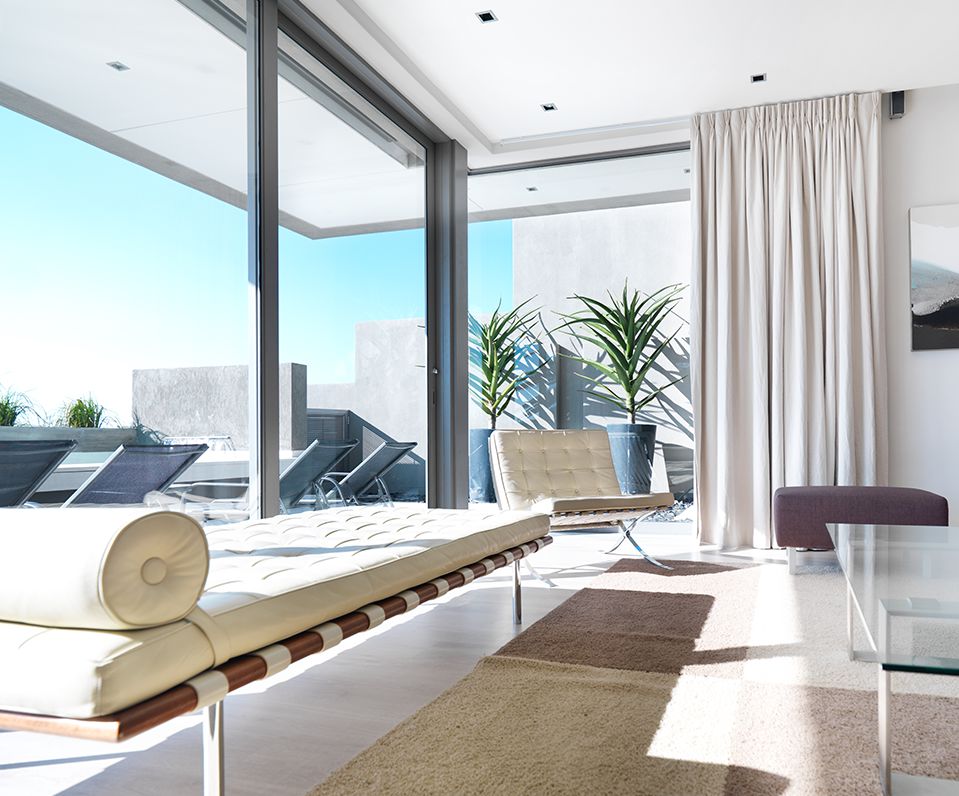 Draperii albe de lux în living