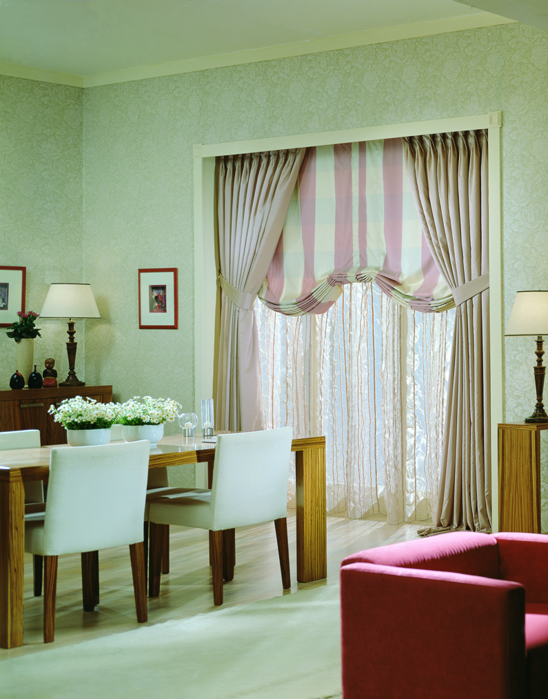 Sistem balon crem pentru living – eleganță discretă și atmosferă luminoasă Decora Design București