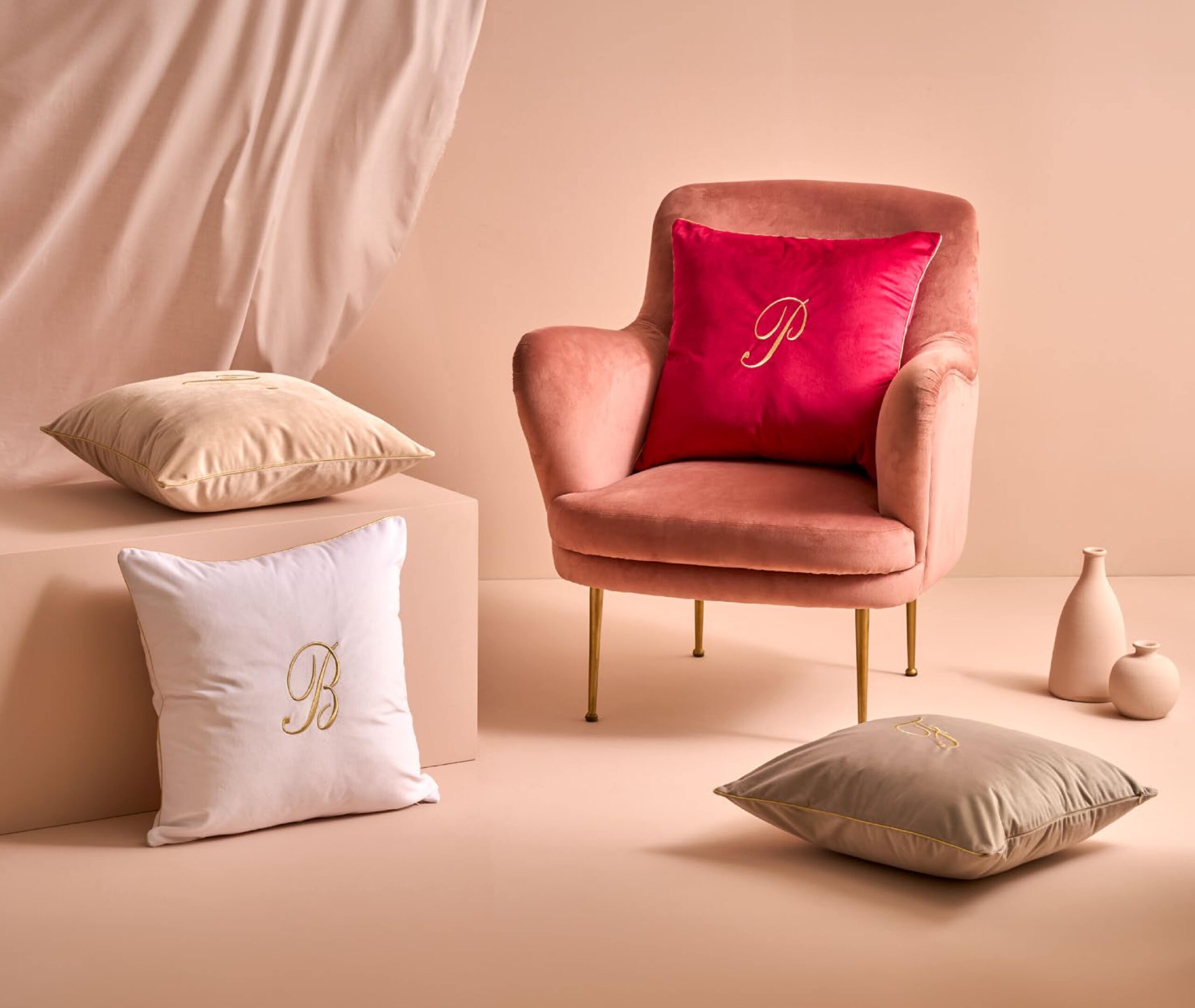 Perne decorative cu inițială și monogramă elegante showroom București