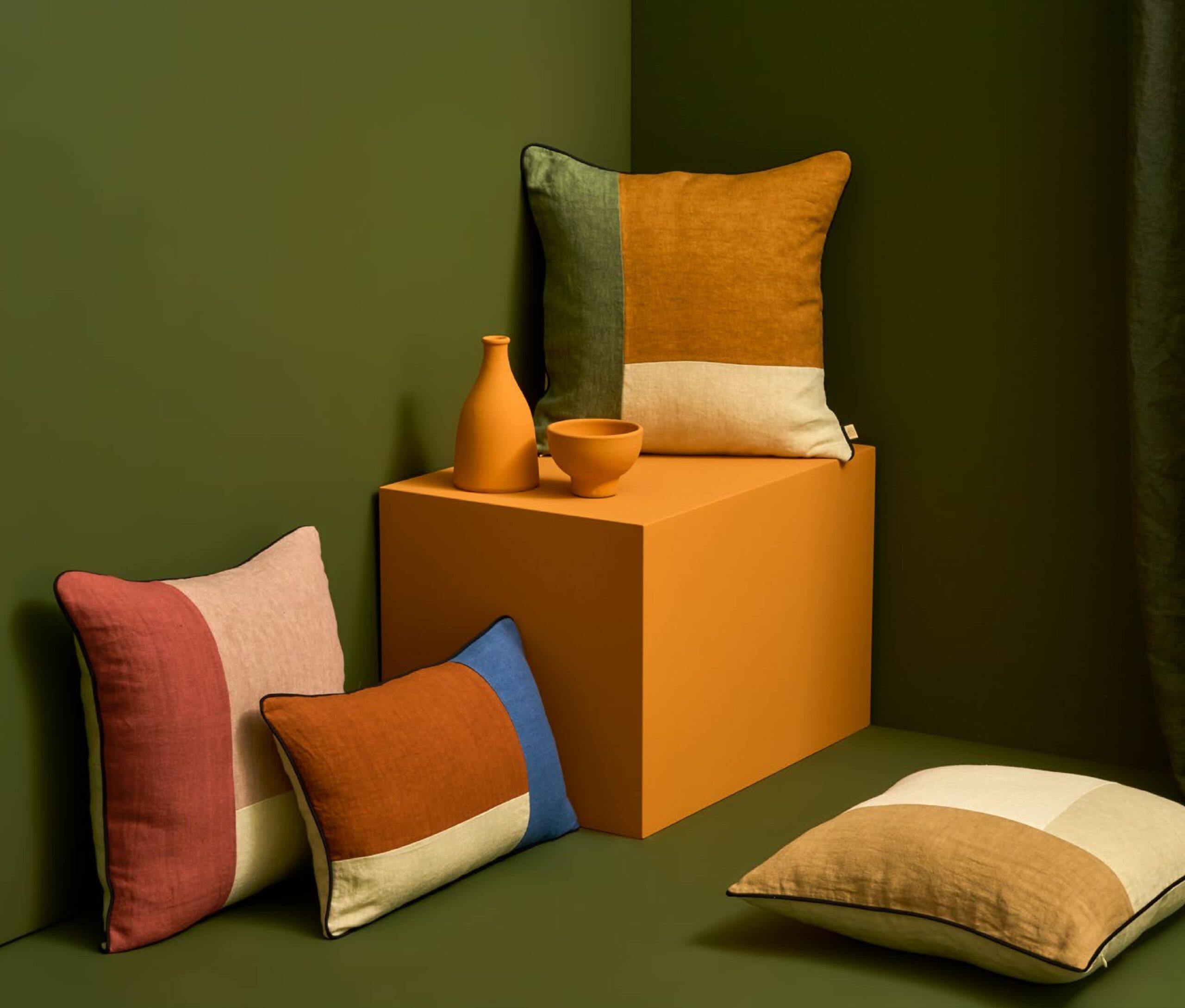 Perne decorative colorate în stil color block showroom București