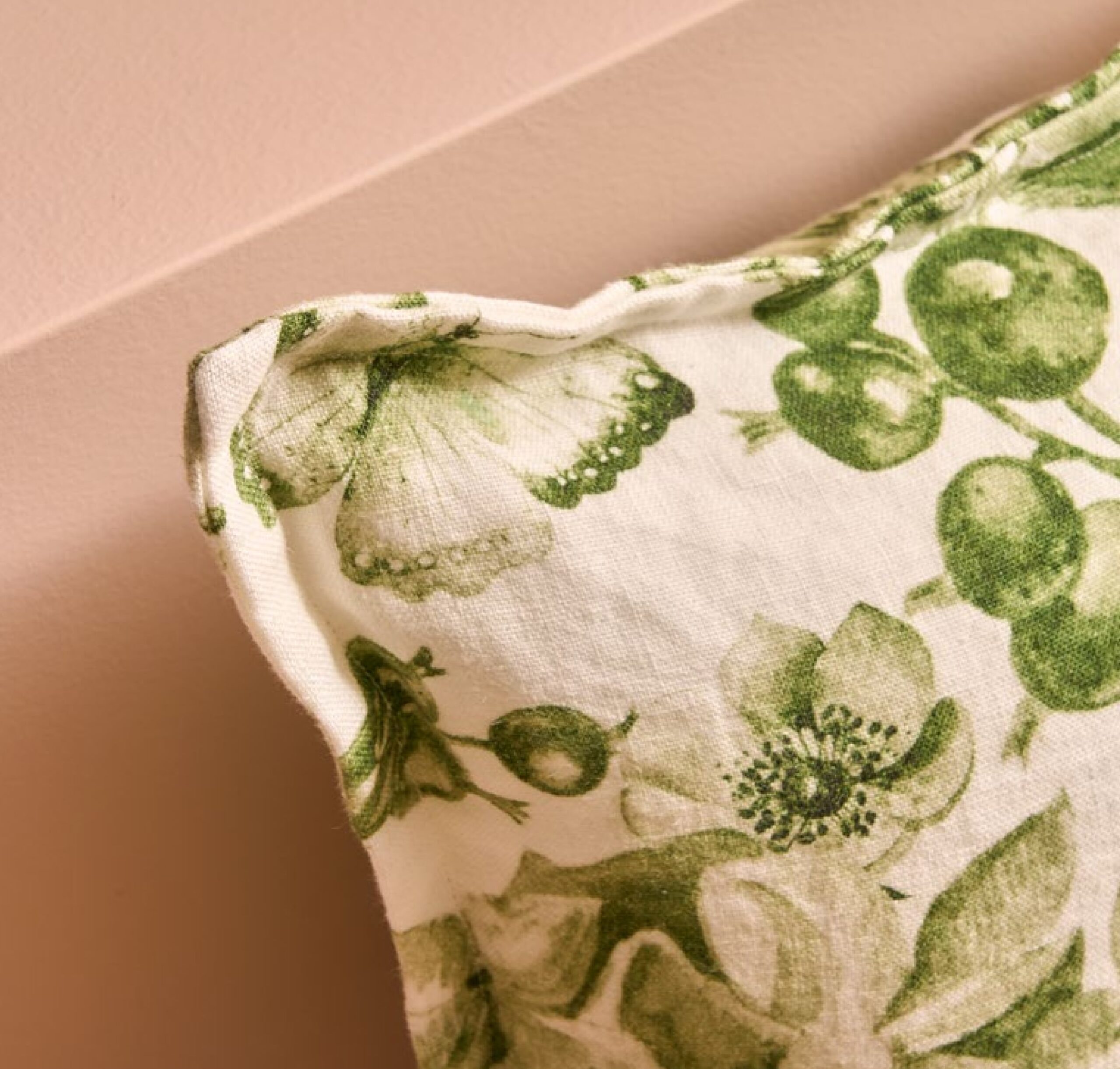 Perne decorative cu imprimeu floral și fluturi showroom București