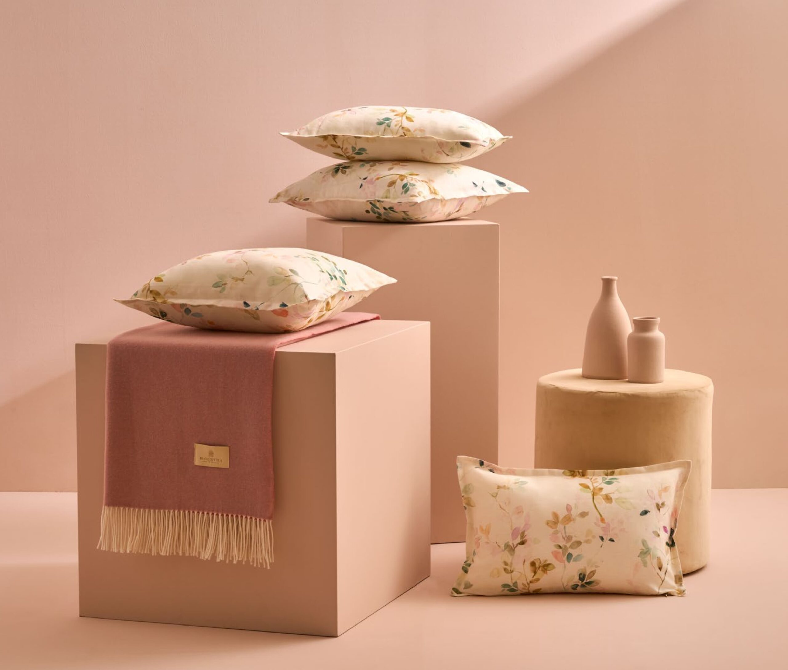 Perne decorative florale simple și elegante showroom București