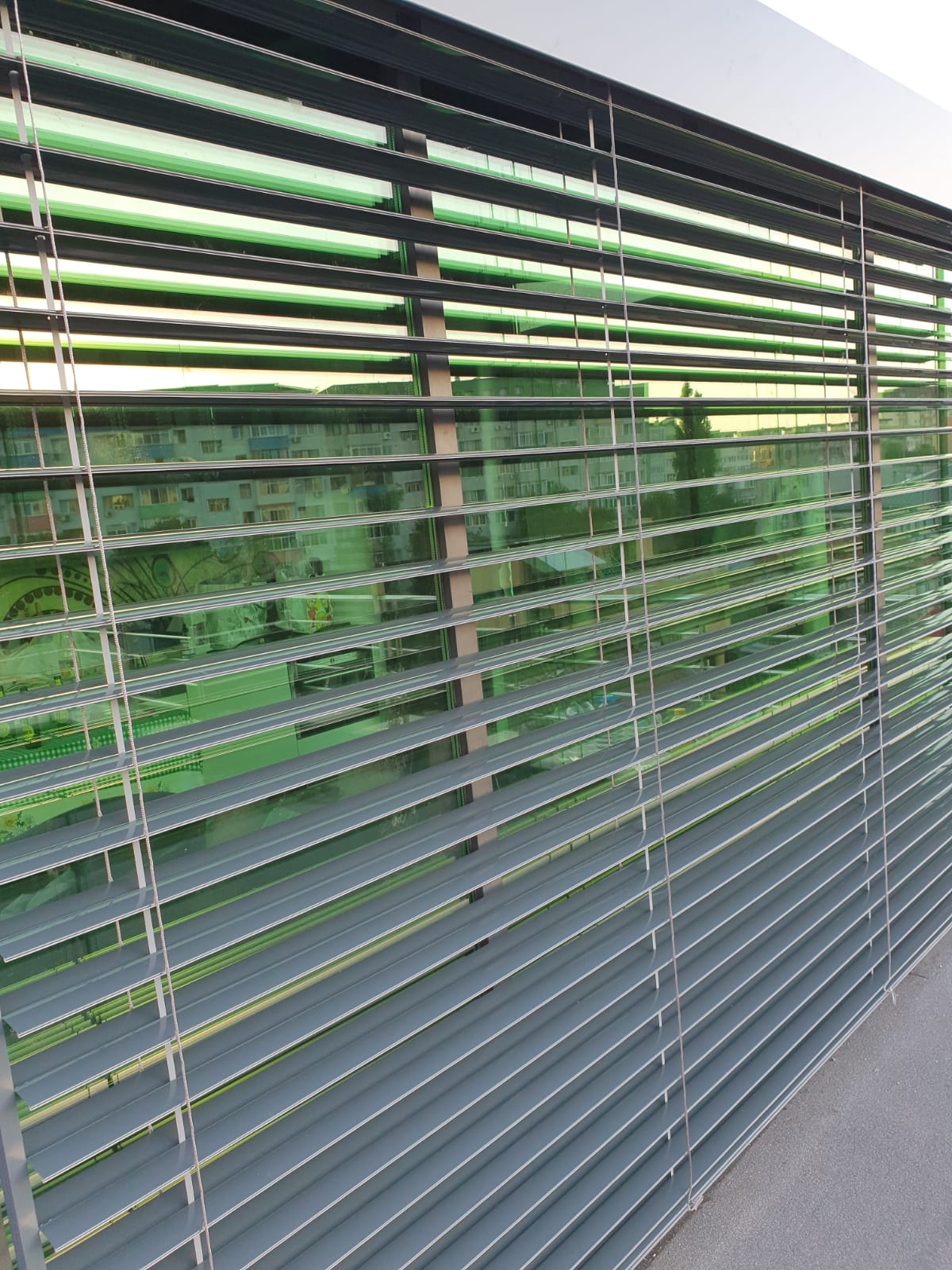 Jaluzele exterioare cu lamele din aluminiu deschise showroom București Decora Design