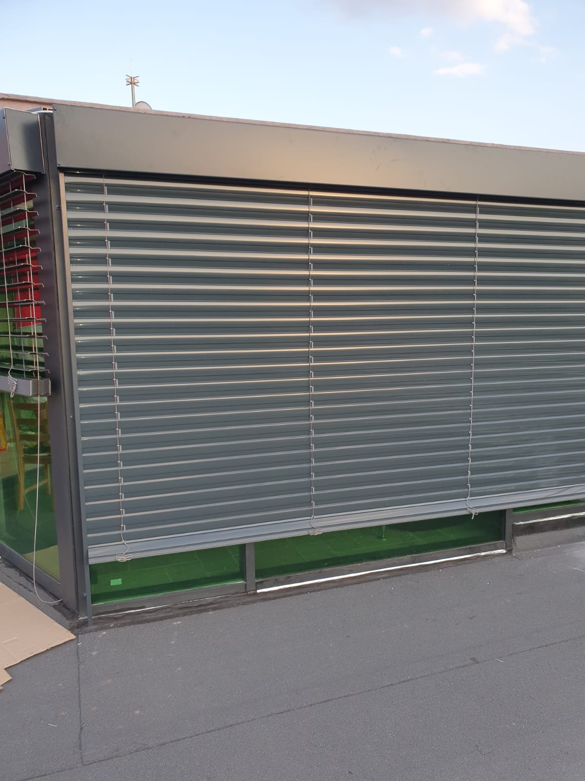 Jaluzele exterioare cu lamele din aluminiu închise showroom București Decora Design