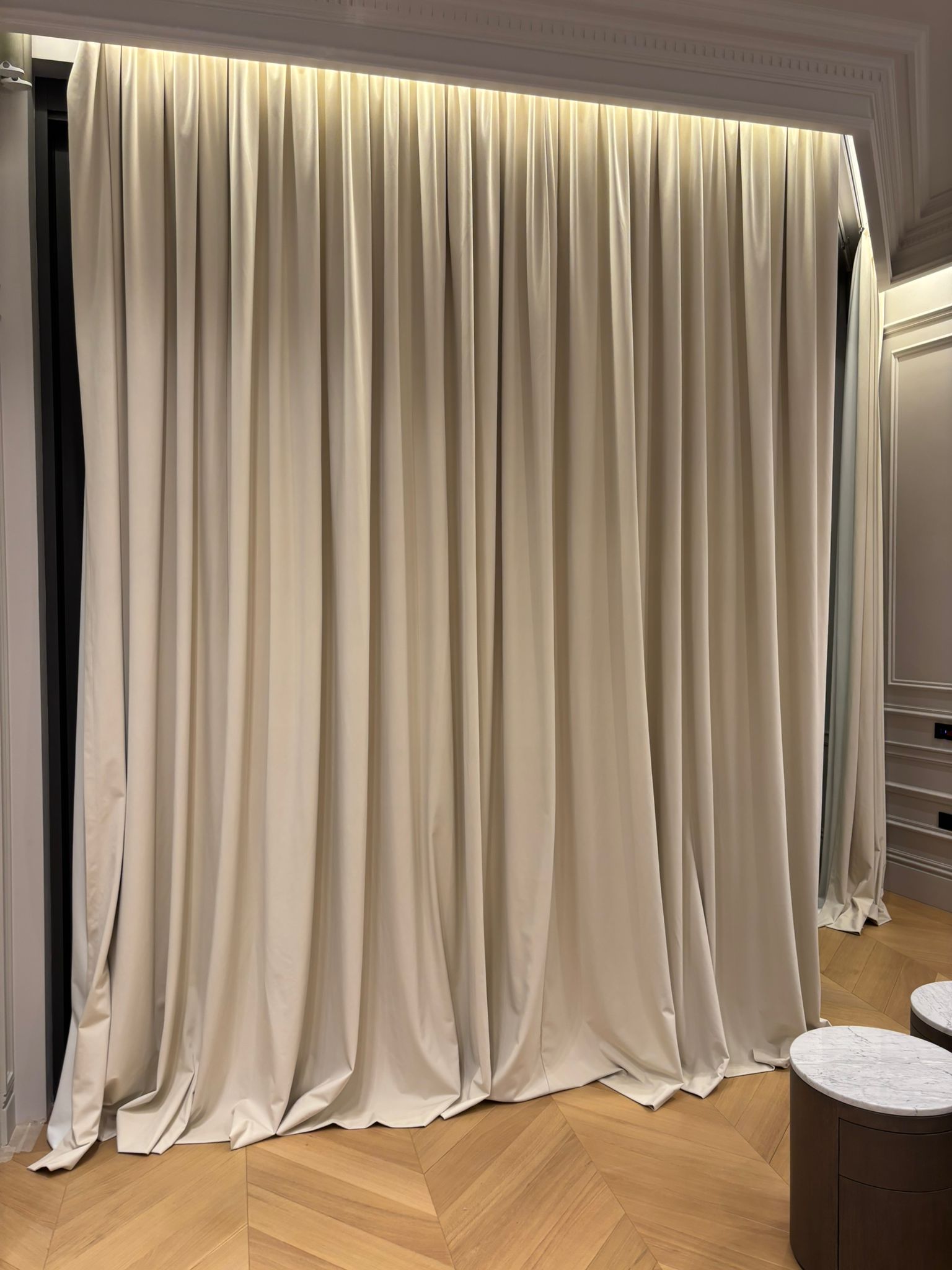 Draperii catifea cu LED pentru living – iluminare ambientală și lux – Decora Design București