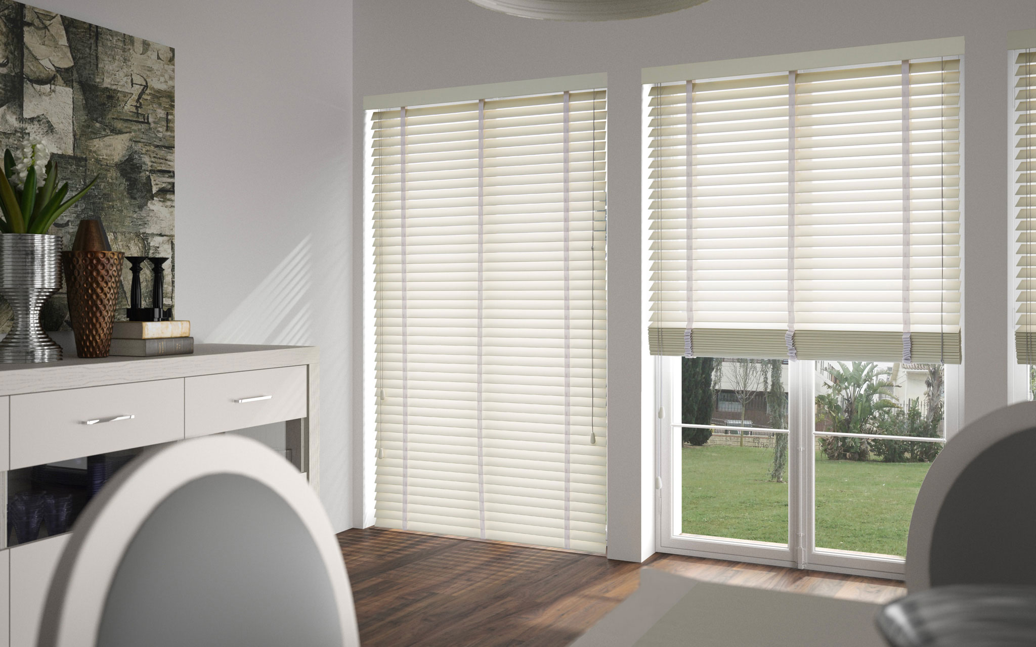 Jaluzele din lemn alb – showroom Decora Design București