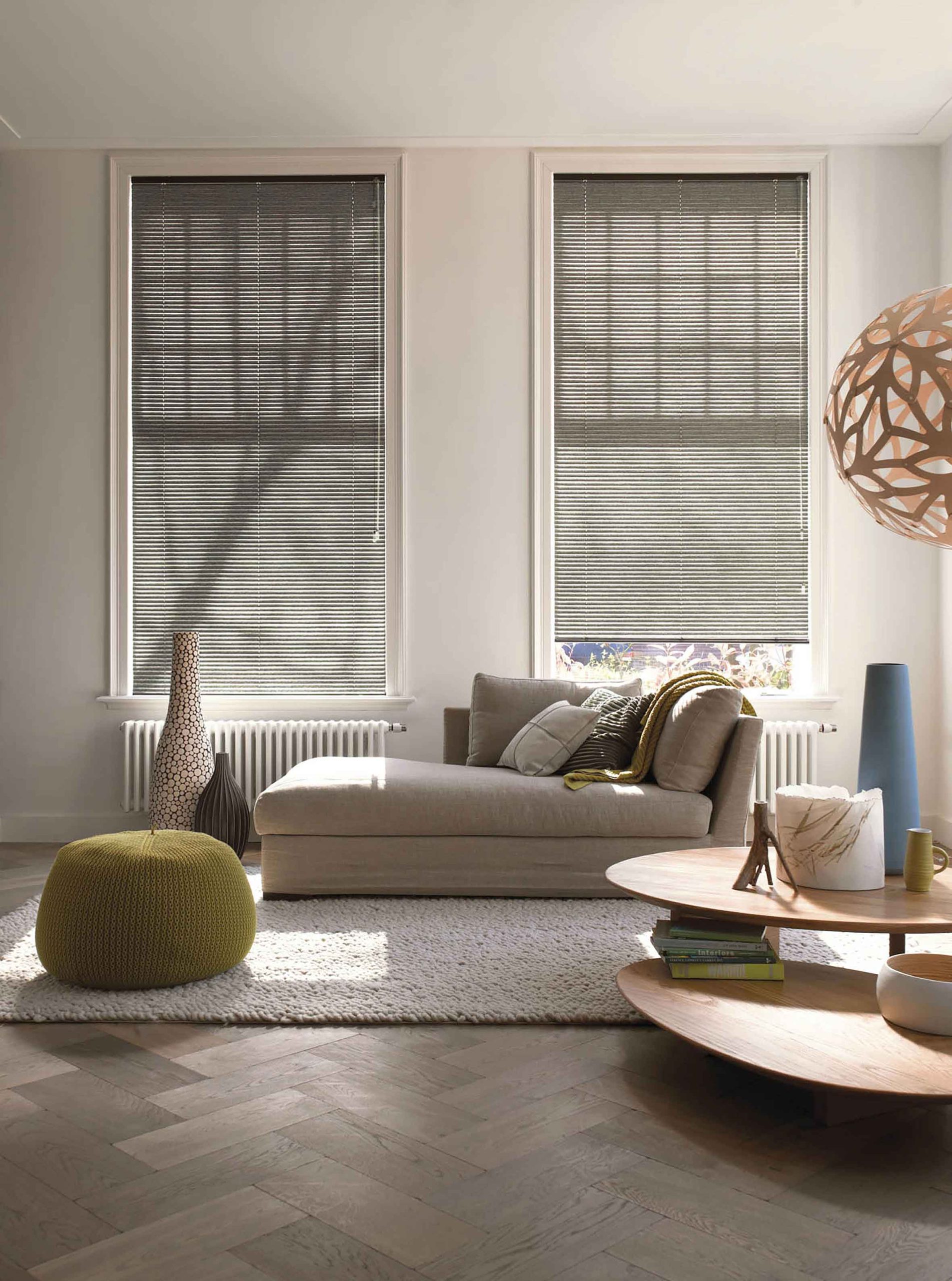 Jaluzele din lemn gri – showroom Decora Design București