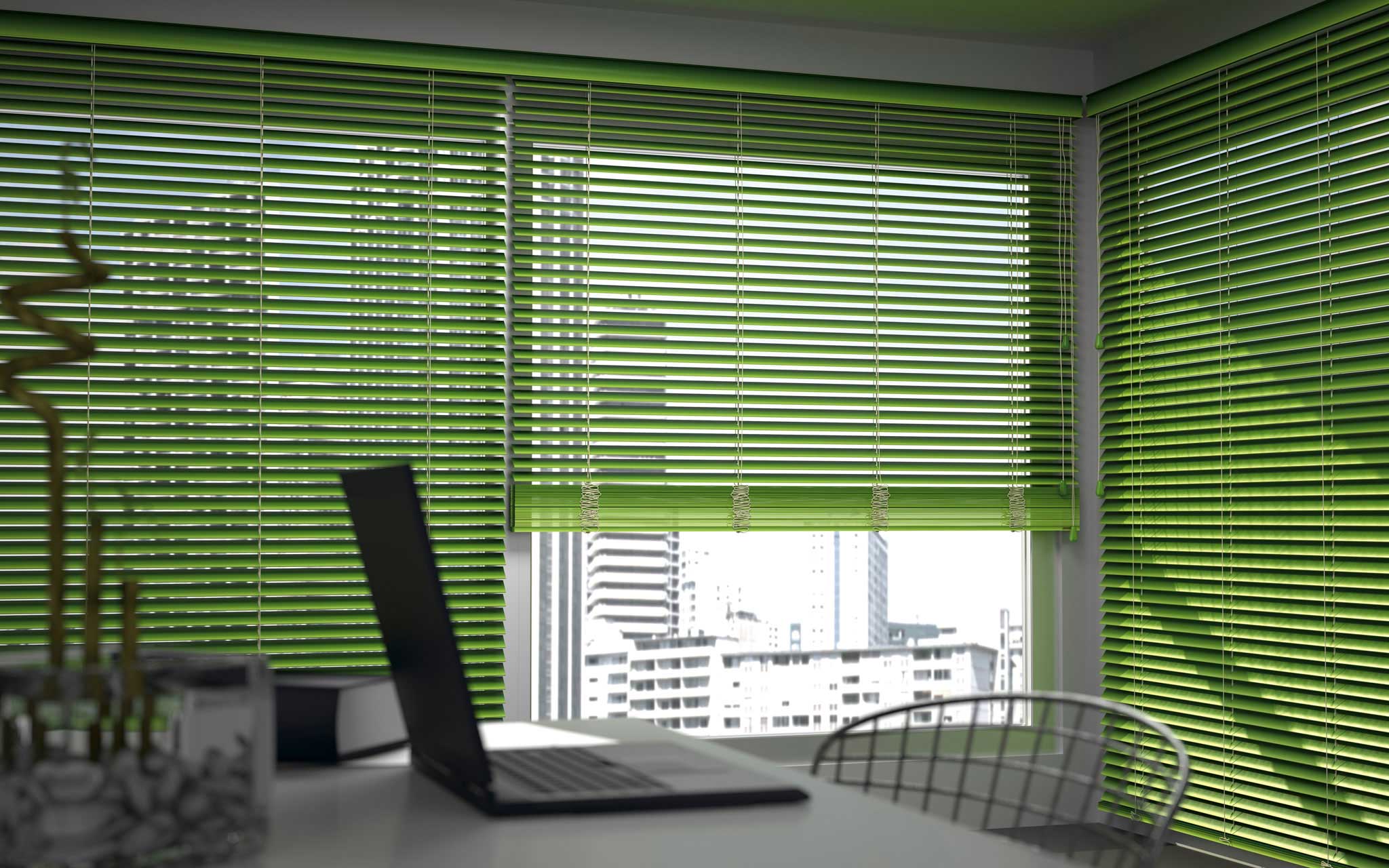 Jaluzele din lemn verde – showroom Decora Design București