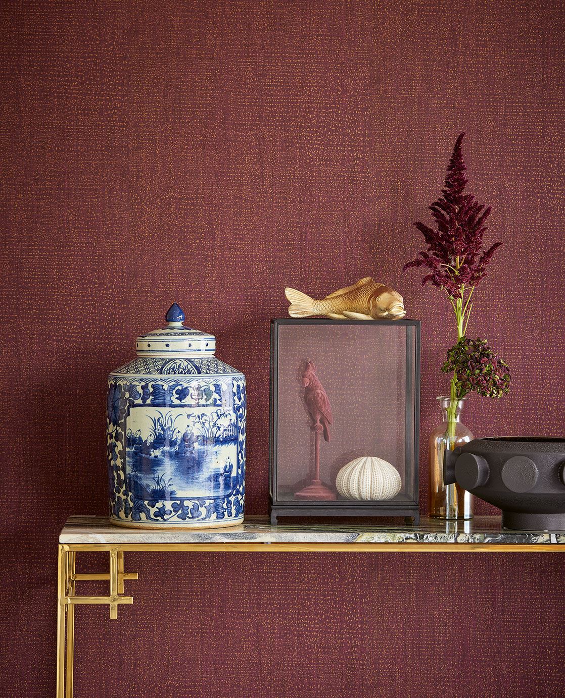 Tapet clasic roșu texturat – living – Decora Design București