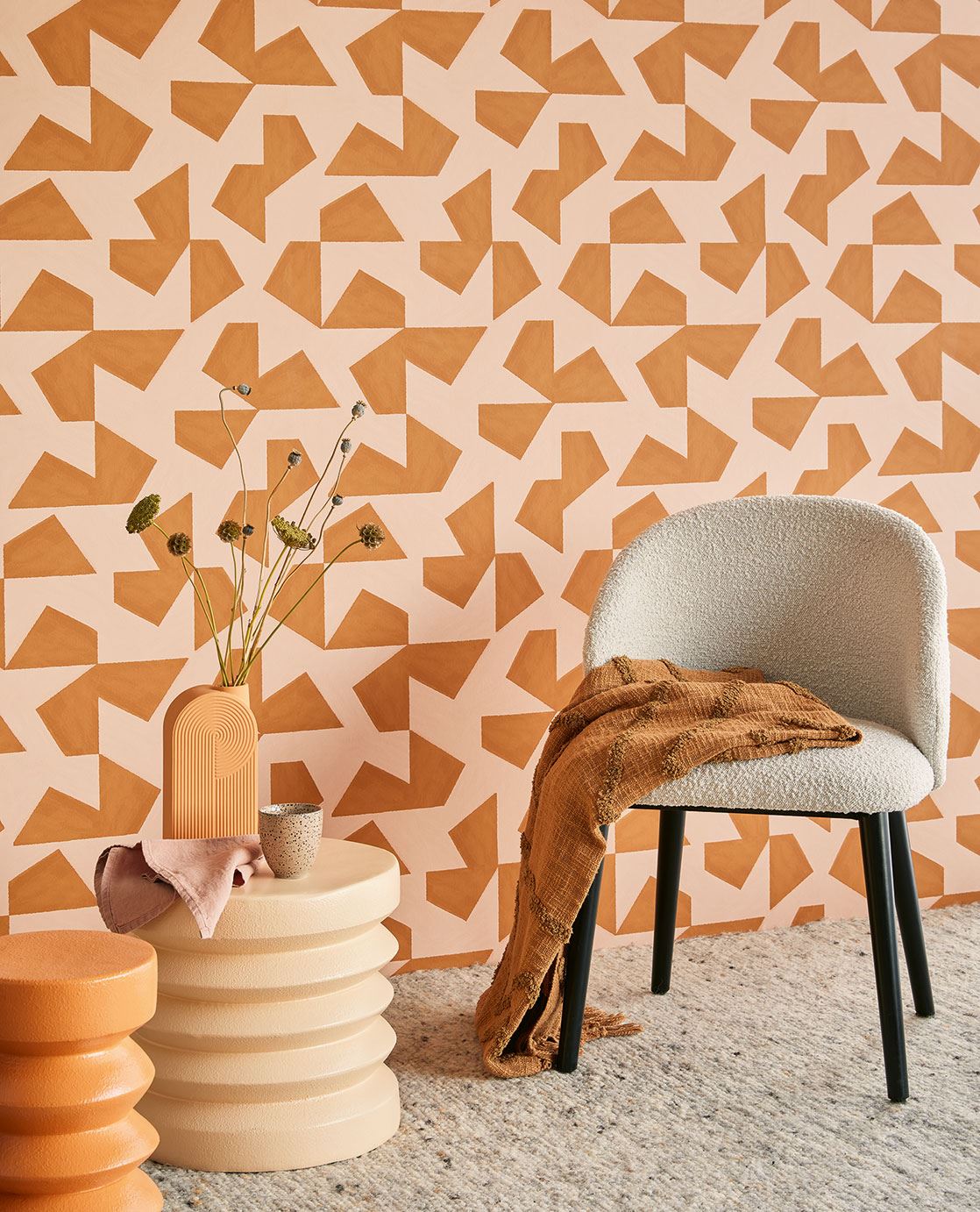 Tapet geometric portocaliu pentru living – design îndrăzneț