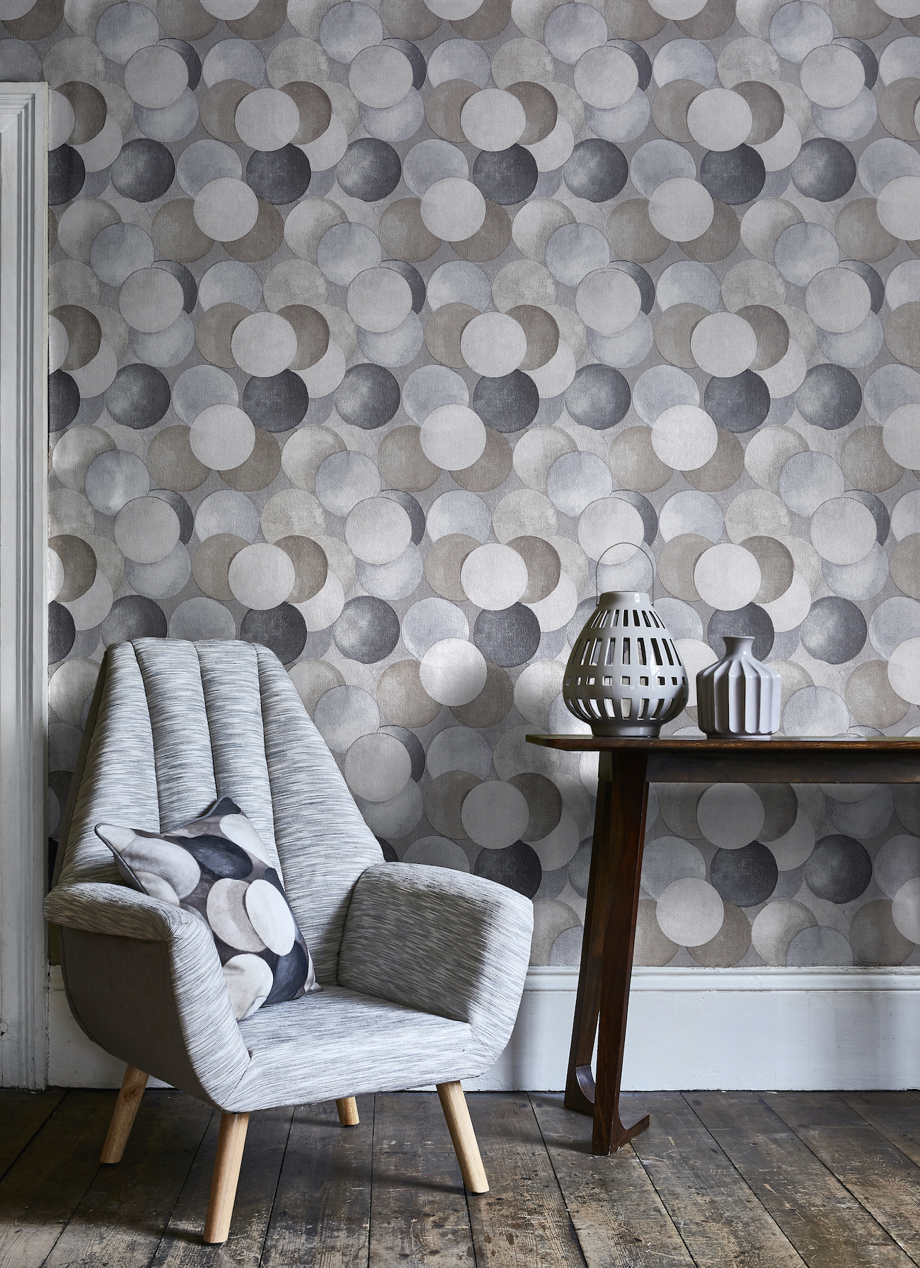 Tapet geometric gri cu cercuri – living modern – București