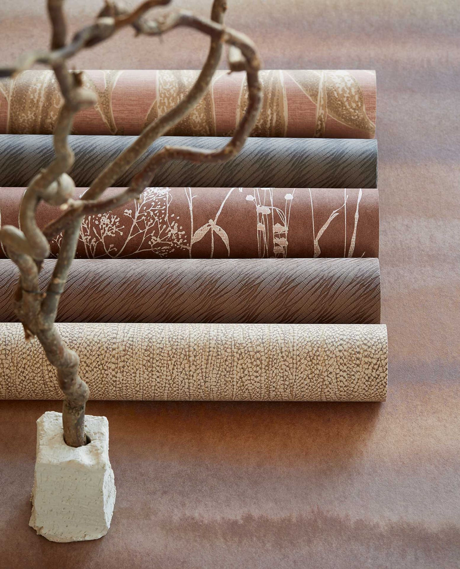 Detaliu tapet botanic maro – textură naturală decorativă