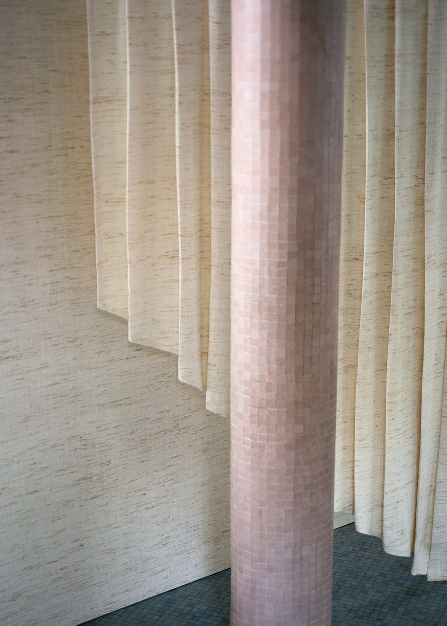 Tapet mătase bej – design elegant și fin pentru living