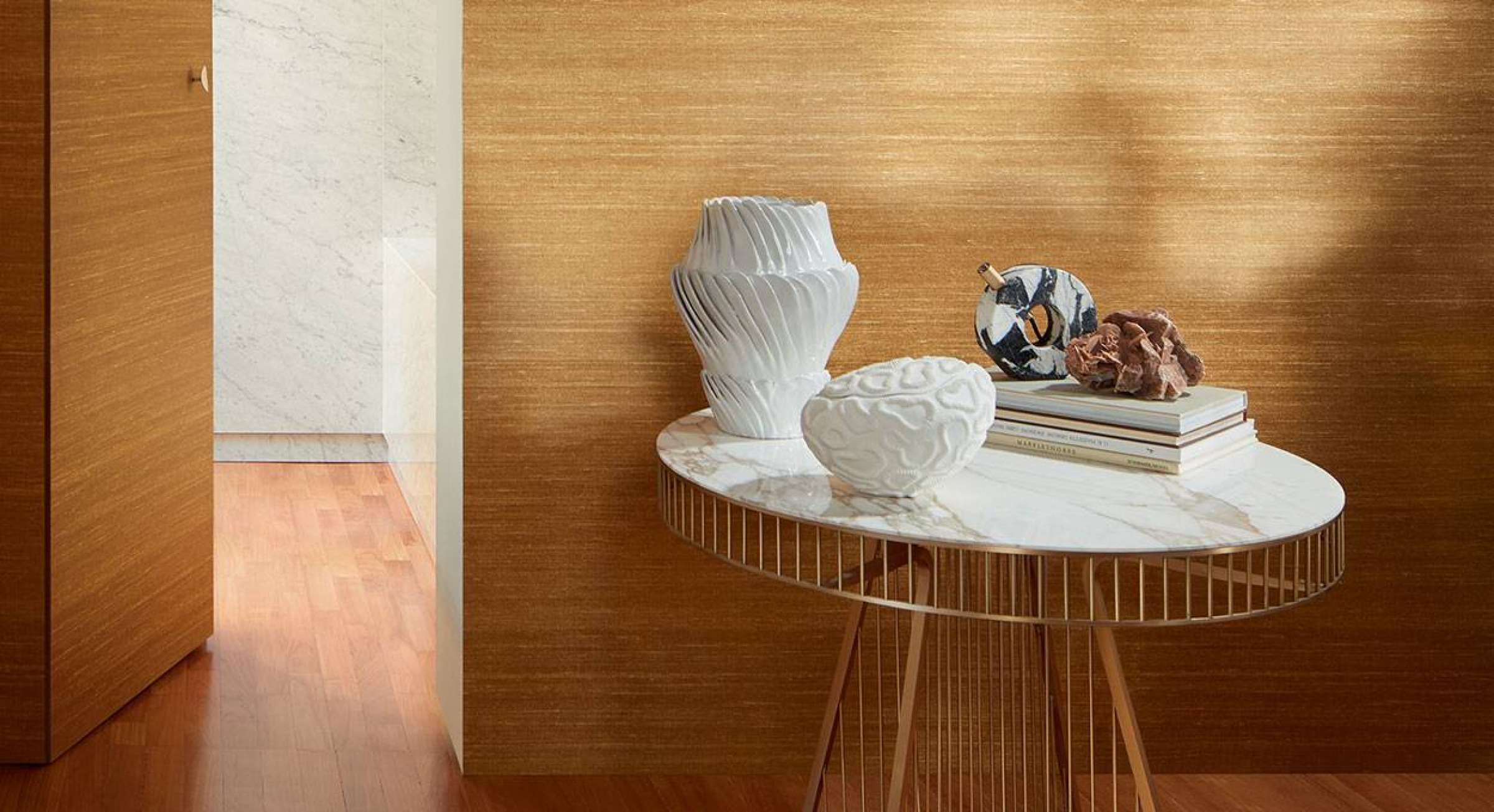 Tapet mătase portocaliu – ton vibrant pentru living modern