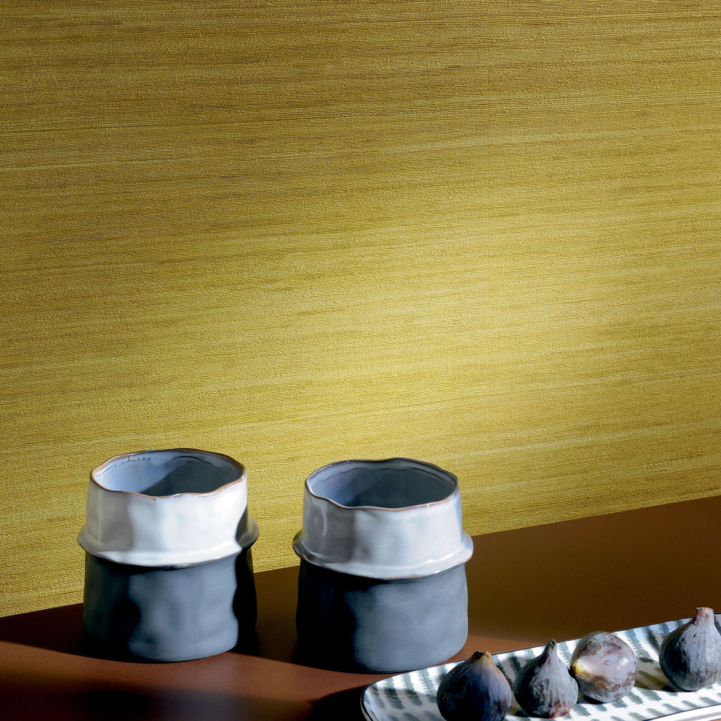 Tapet bej din mătase – eleganță naturală pentru living