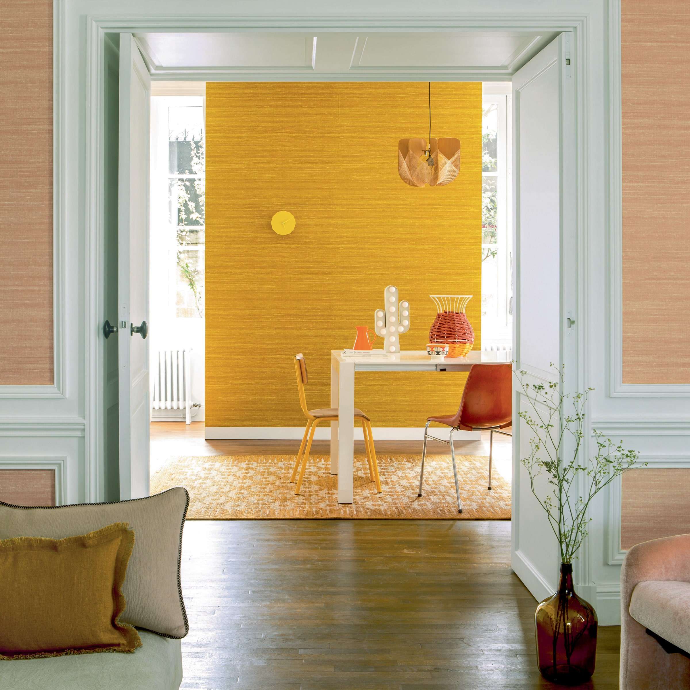 Tapet mătase portocaliu – ton cald și elegant pentru living