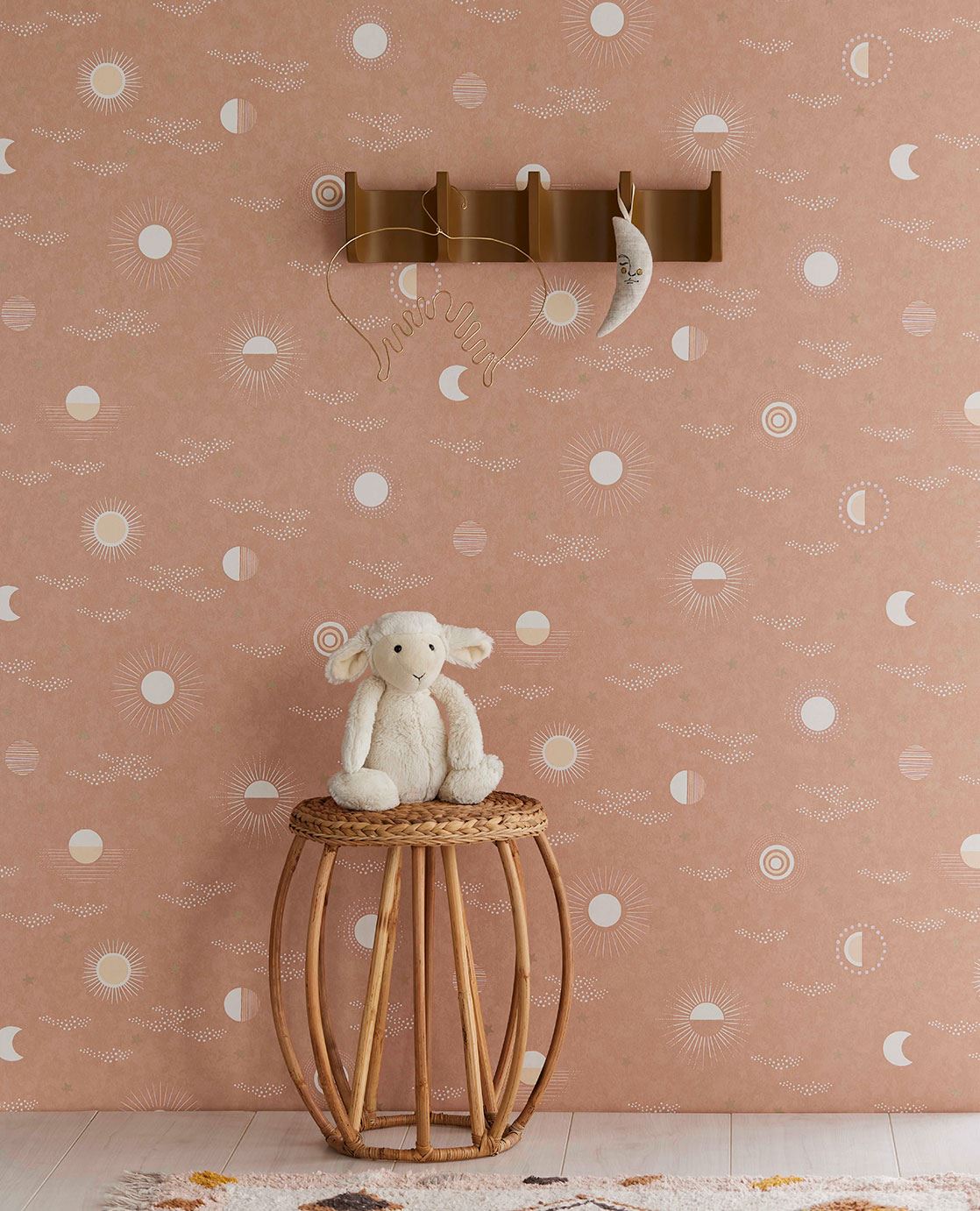 Tapet pentru camera copiilor cu soare și lună, design jucăuș, prezentat în showroom București