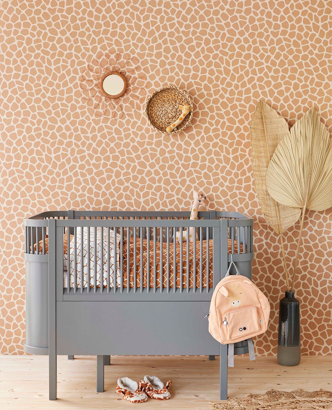 Tapet camera copii portocaliu, stil modern și luminos, expus în showroom