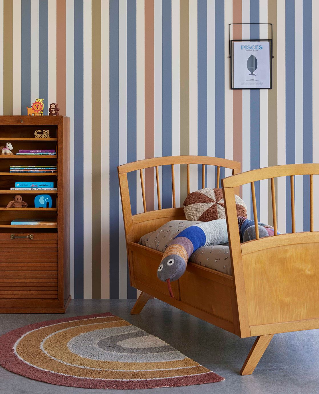 Tapet pentru camera copiilor cu dungi multicolore, expus în showroom Decora Design