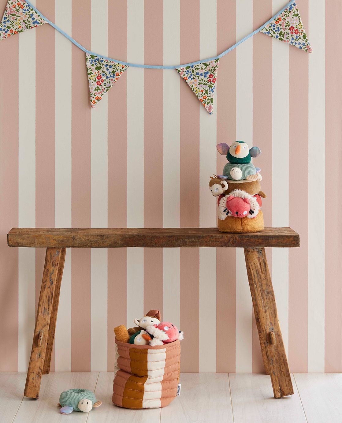 Tapet cameră copii cu dungi roz, stil delicat