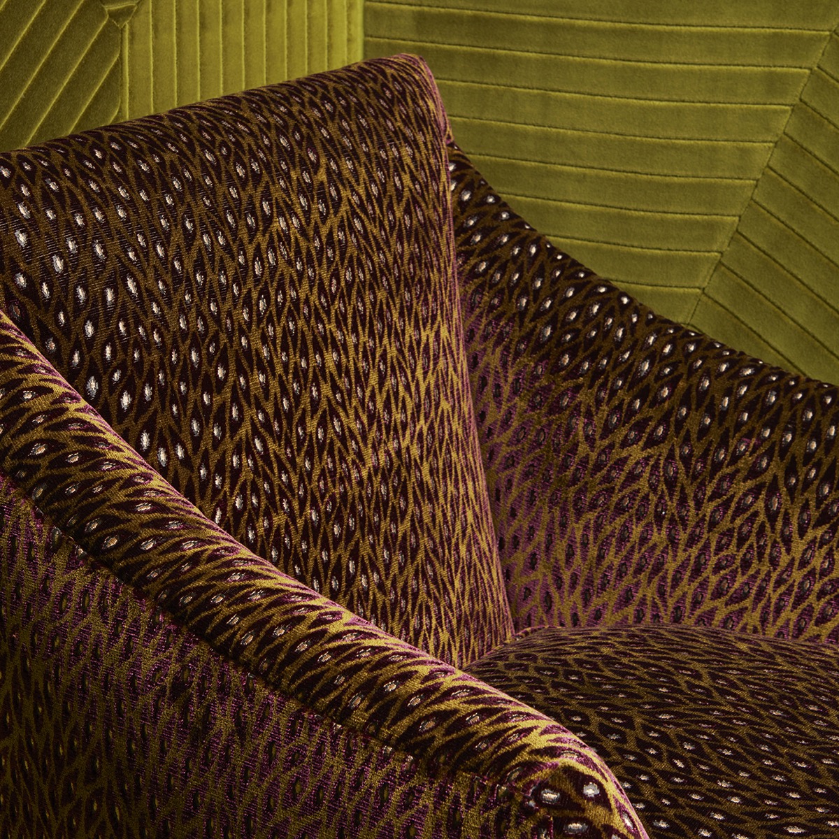 Tapițerie textilă maro pentru fotoliu living – Decora Design