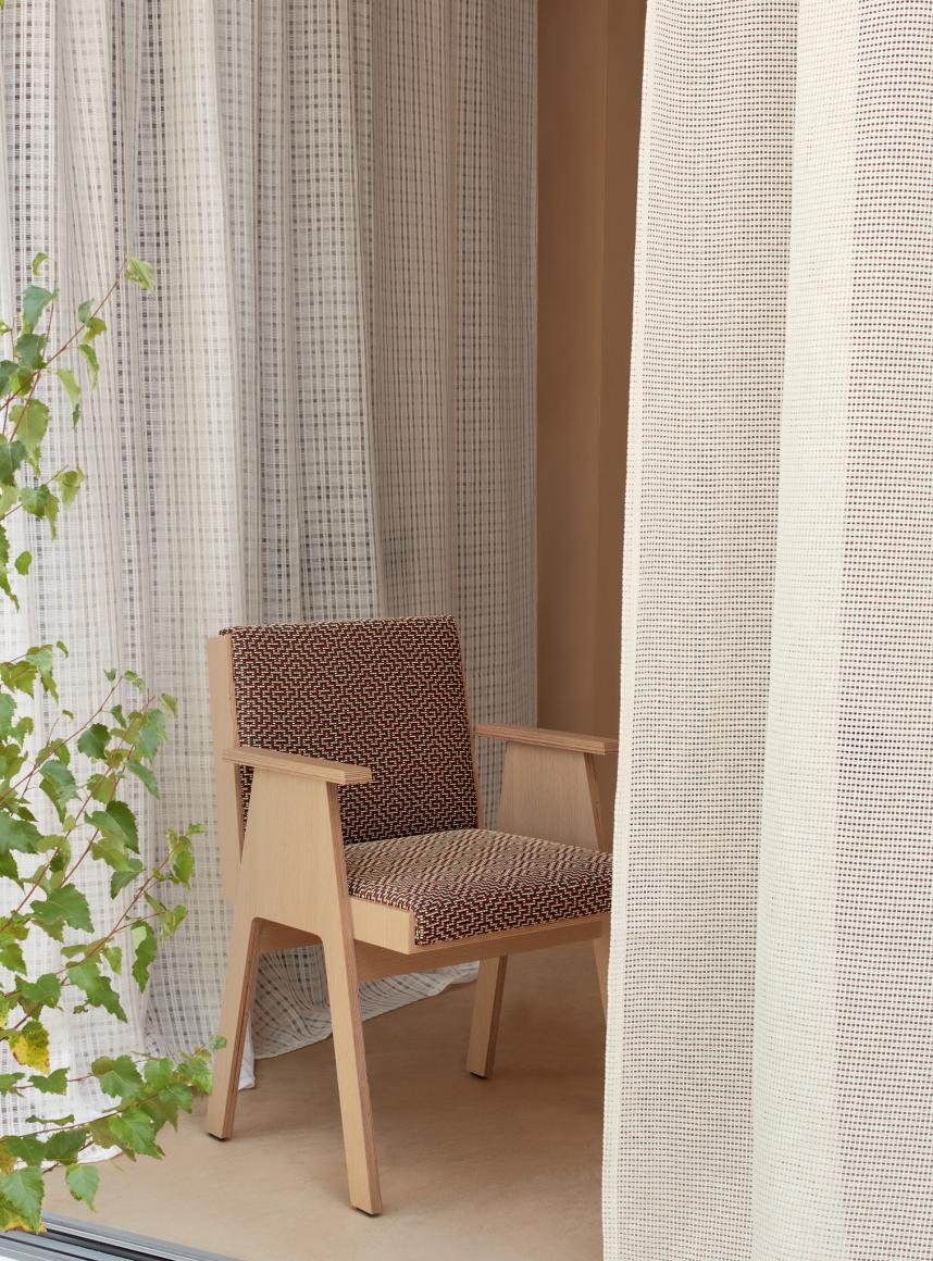 Tapițerie textilă maro pentru scaun living – Decora Design