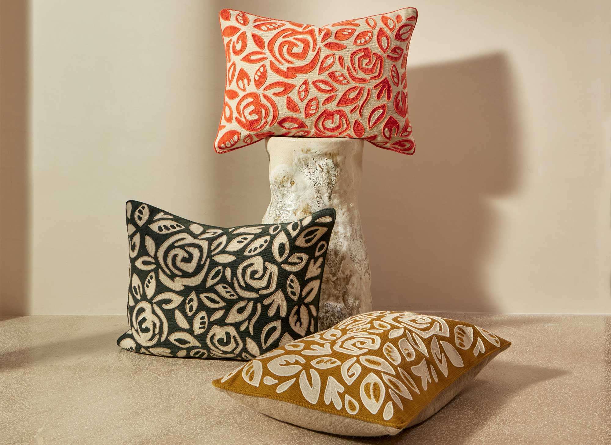 Fețe de pernă Elitis – accesorii premium, texturi fine și stil decorativ modern – Decora Design București