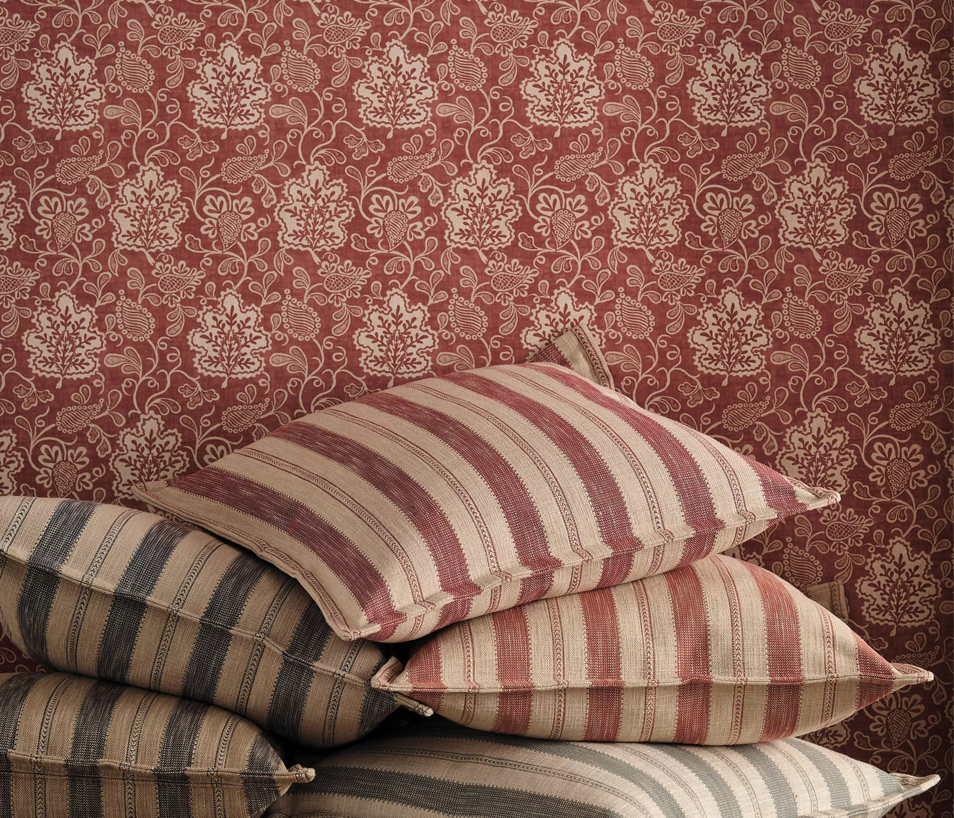 Tapet și perne decorative Osborne & Little – colecție premium pentru interioare – Decora Design București