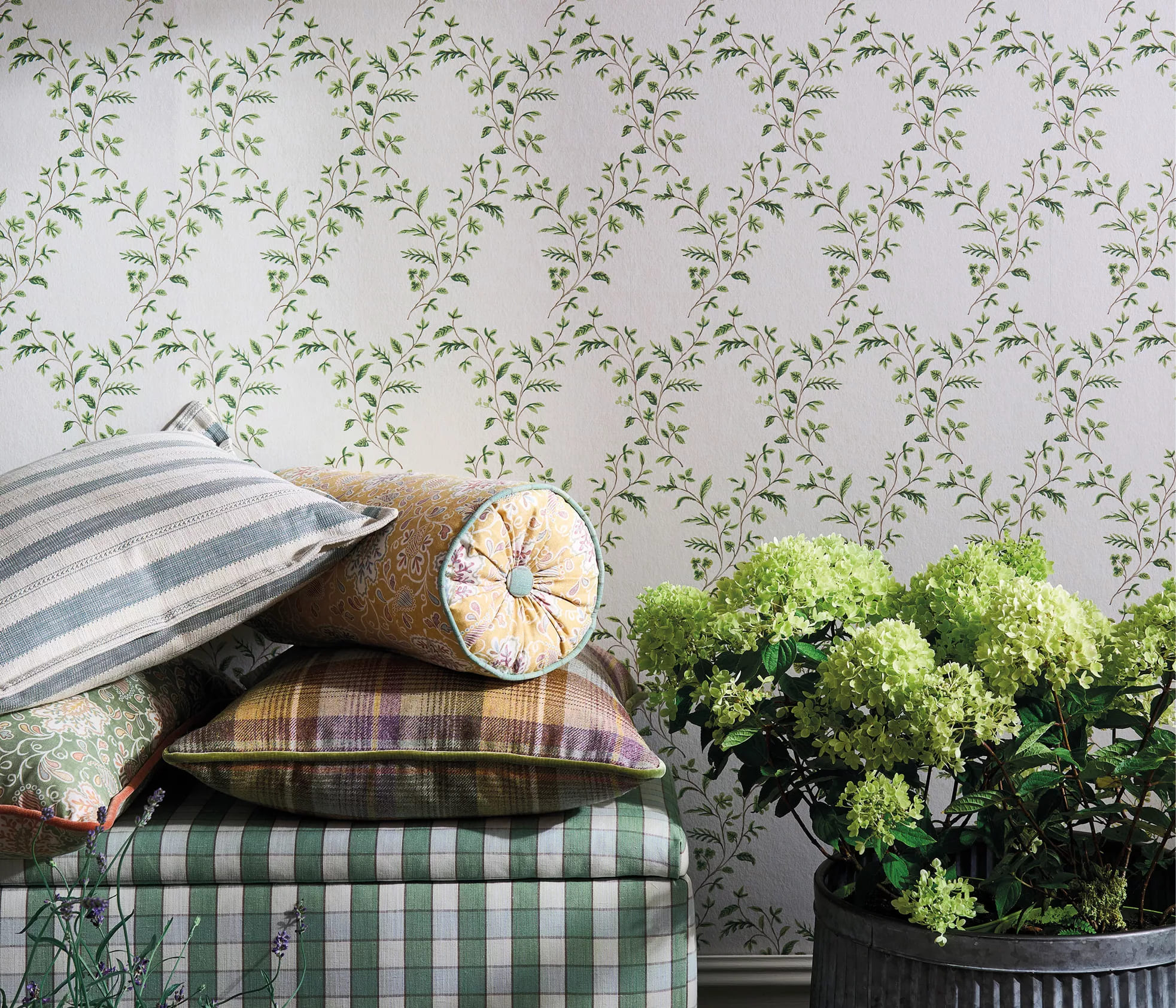 Tapet Osborne & Little – imprimeuri de designer și calitate superioară – Decora Design București