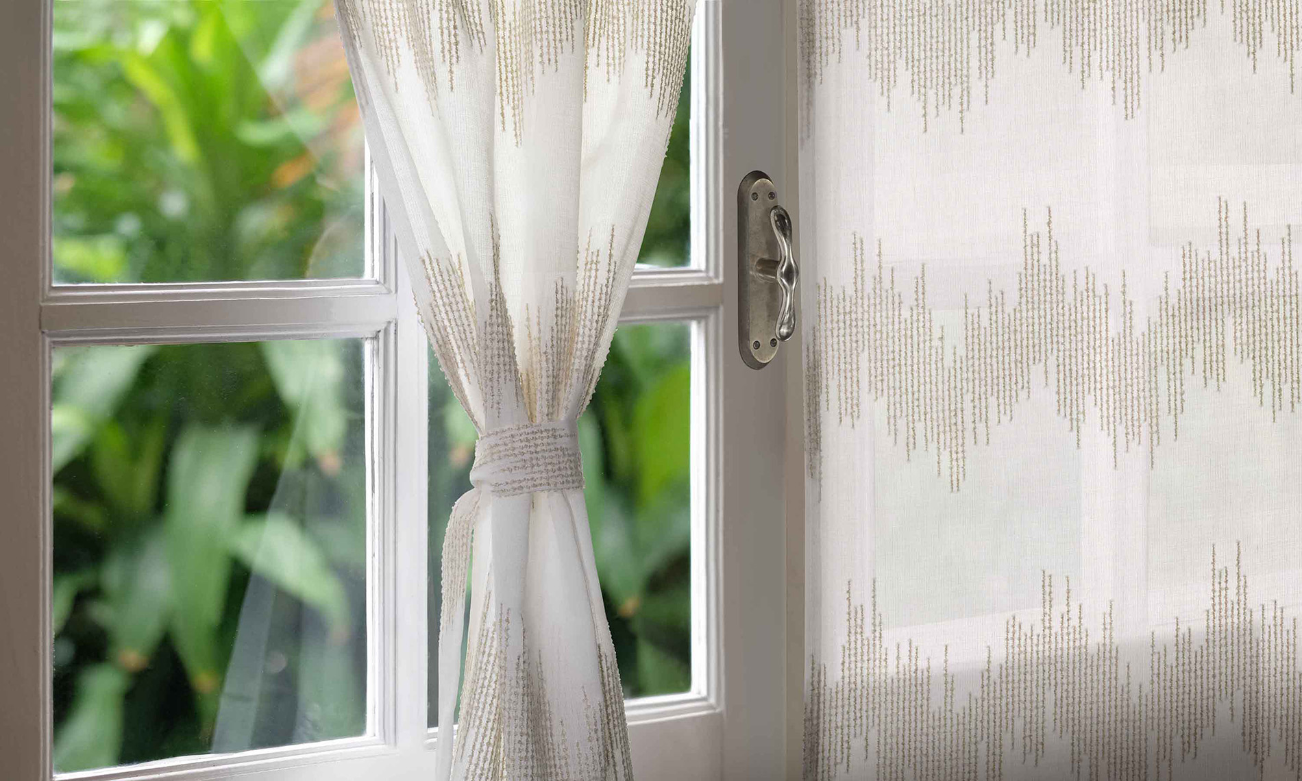 Perdea Simta – material fin și elegant pentru ferestre – Decora Design București