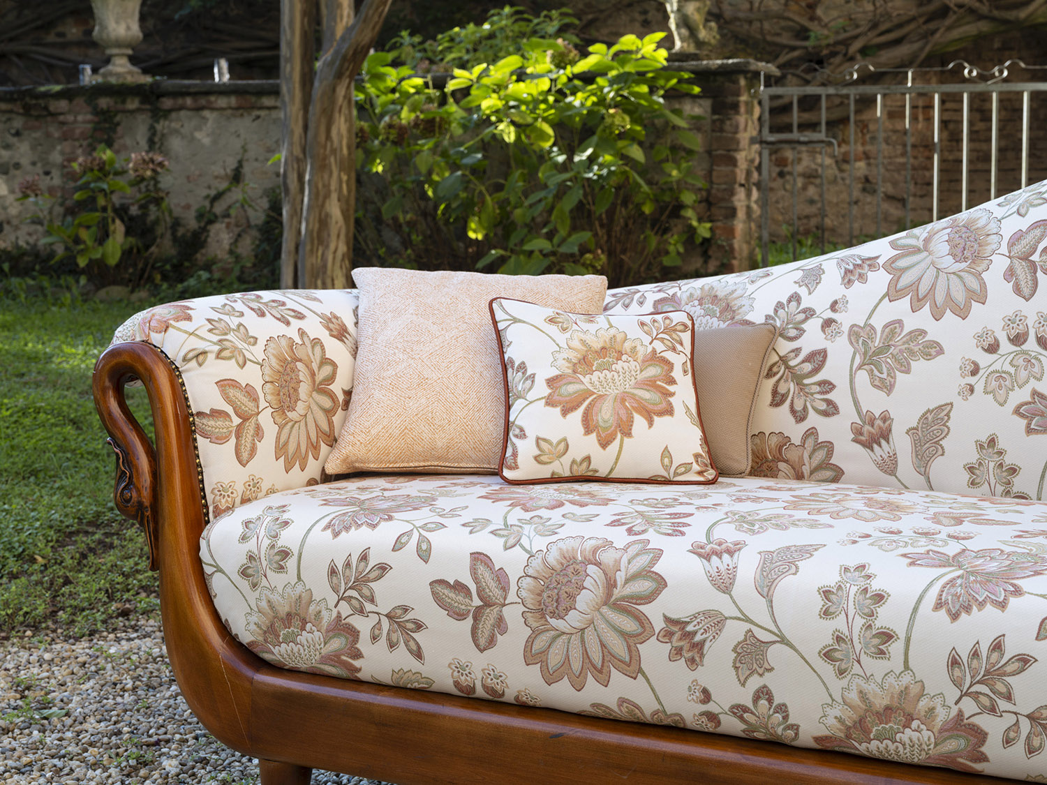 Tapițerie Simta – materiale rezistente și elegante – Decora Design București