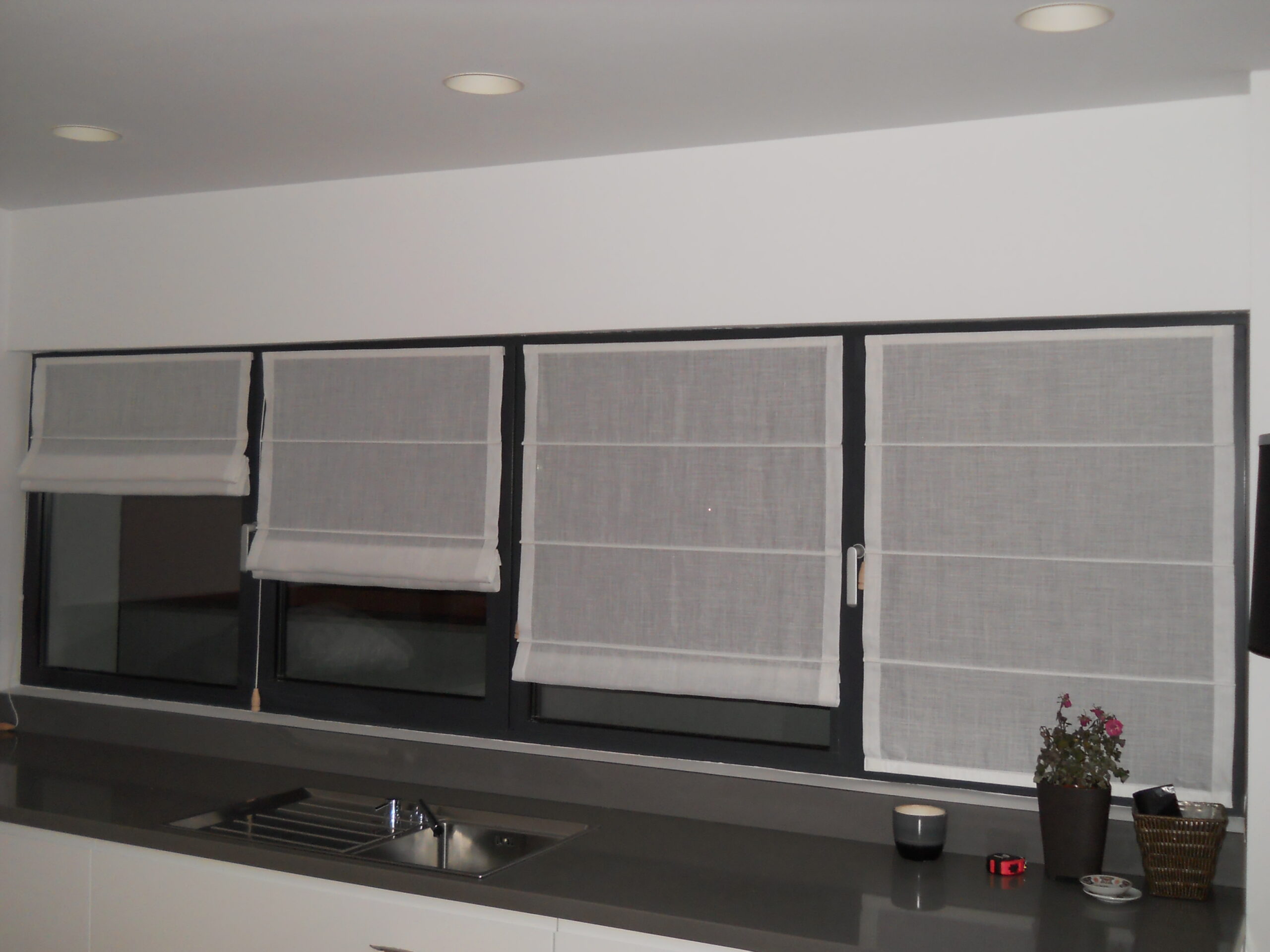 Storuri romane pentru living – elegant și practic – Decora Design București