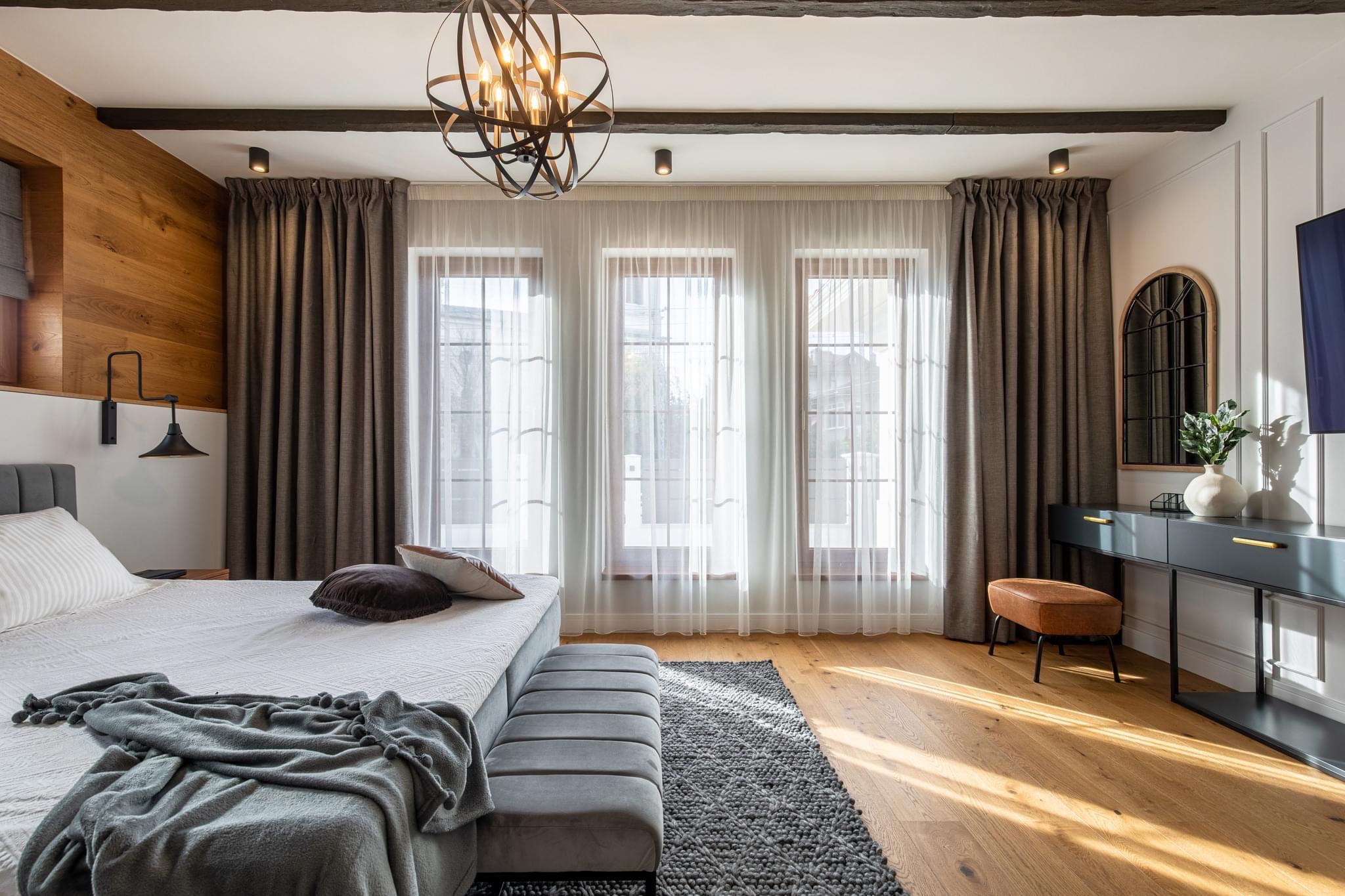 Perdele și draperii pentru dormitor – protecție împotriva luminii și intimitate – Decora Design București