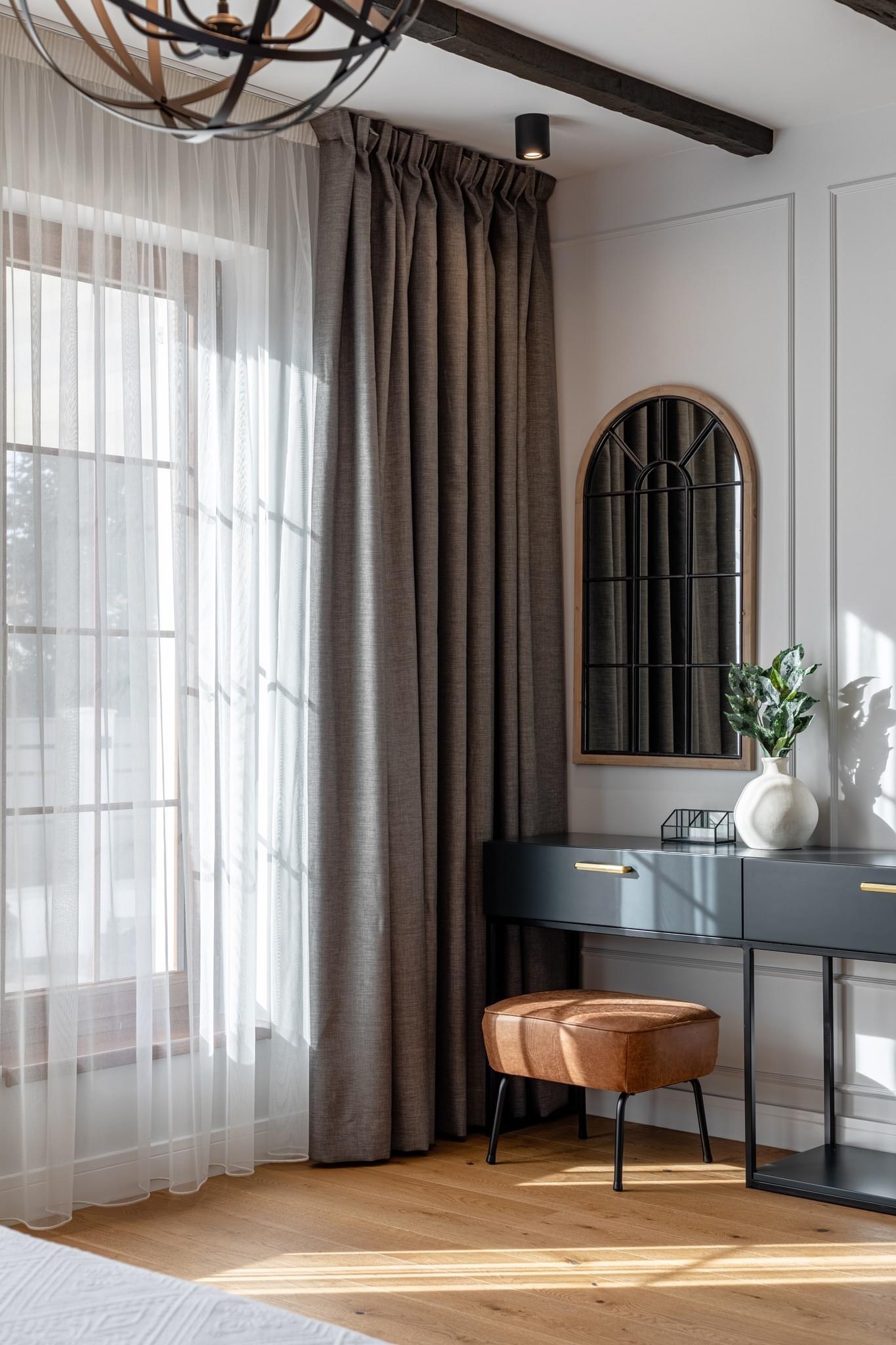 Detalii perdele și draperii dormitor – finisaje premium și texturi elegante – Decora Design București