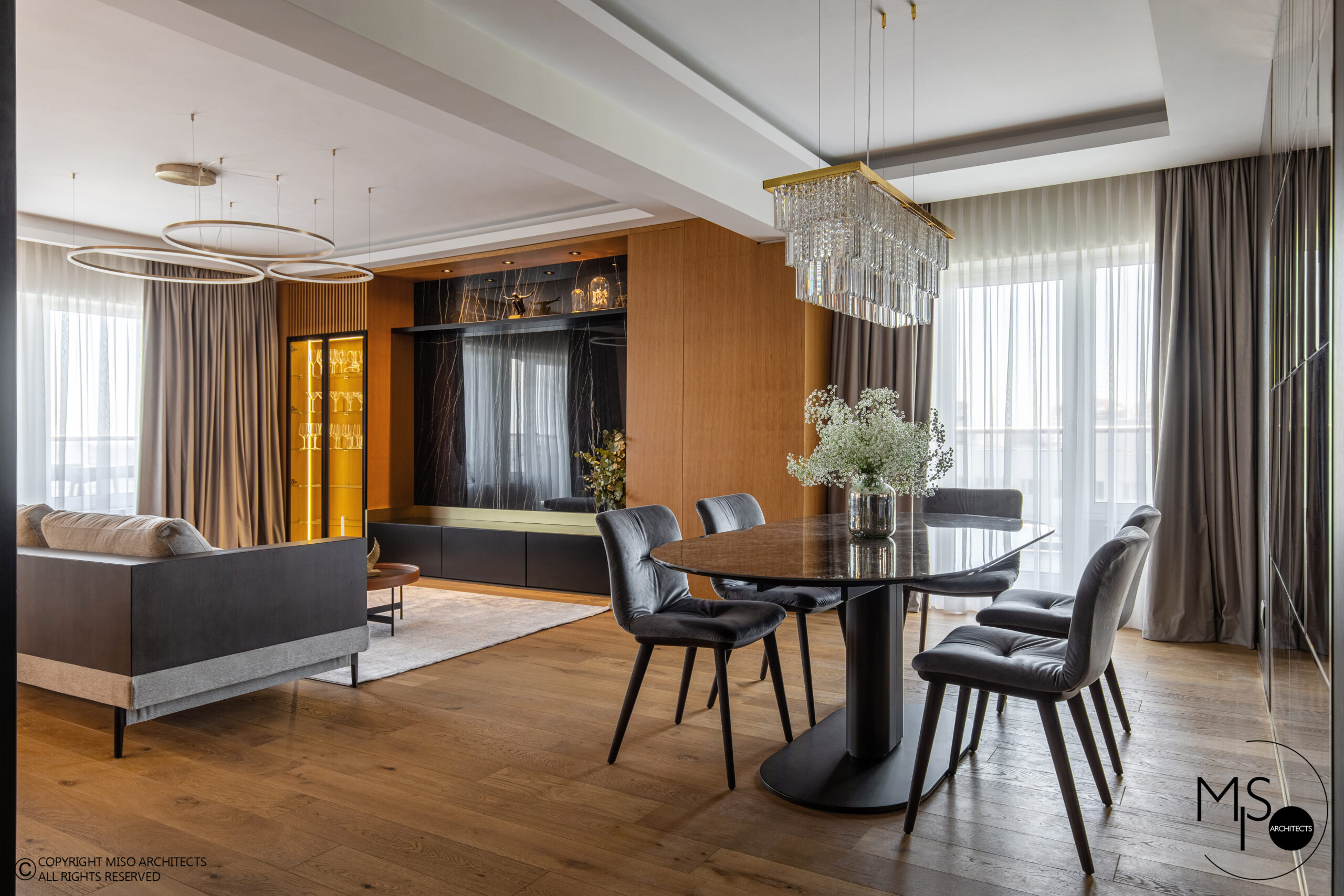 Perdele și draperii pentru living – confort și lux – Decora Design București