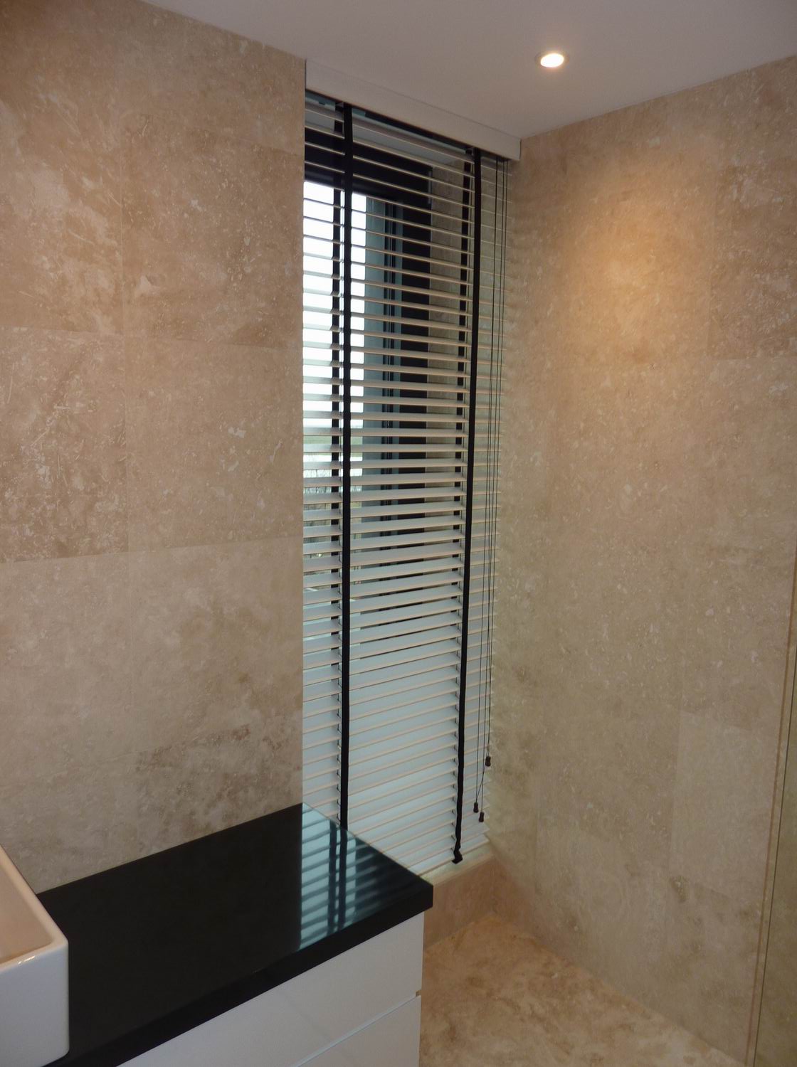 Jaluzele pentru baie – protecție solară și intimitate – Decora Design București