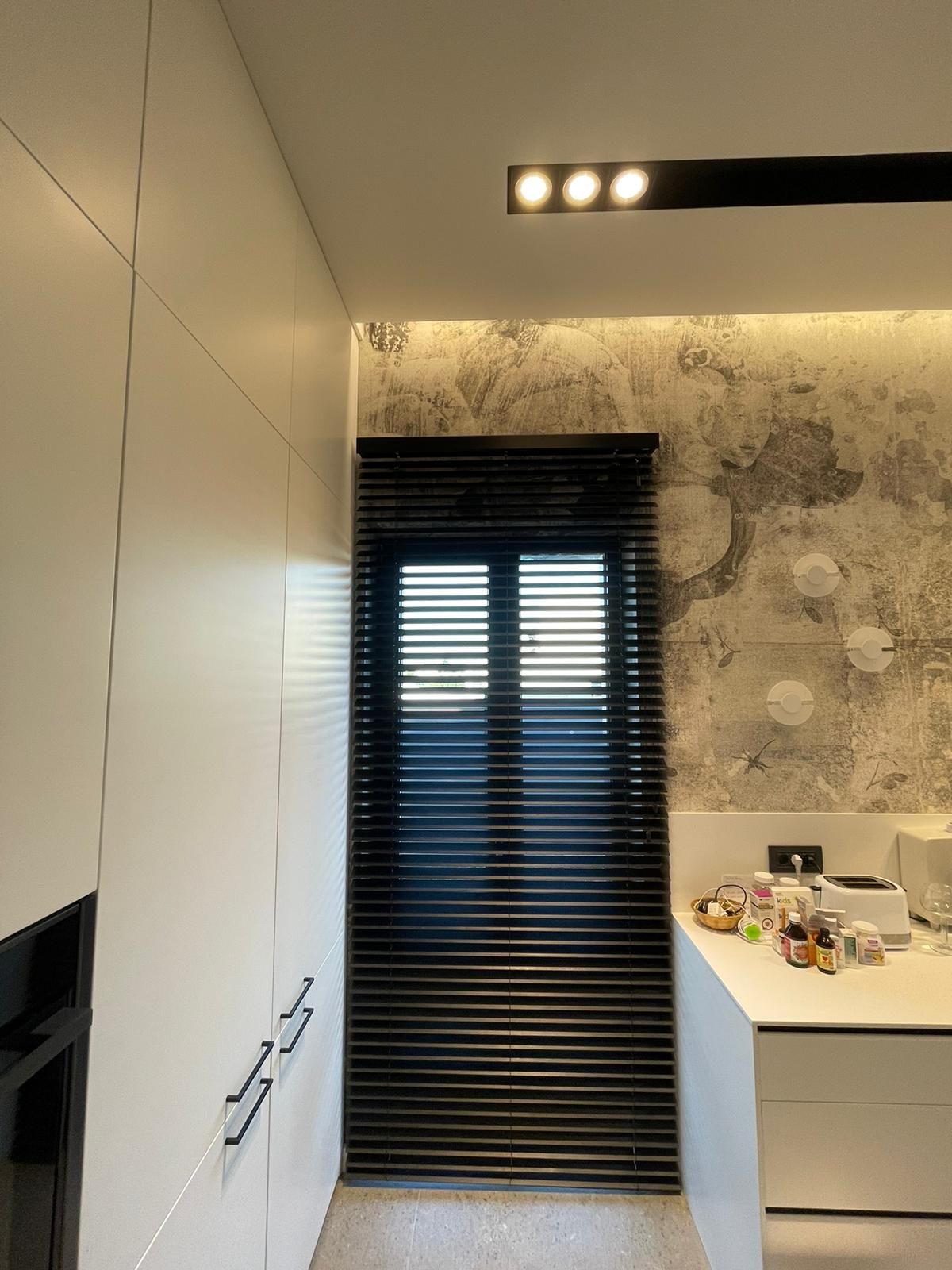 Jaluzele baie – intimitate și protecție solară – Decora Design București