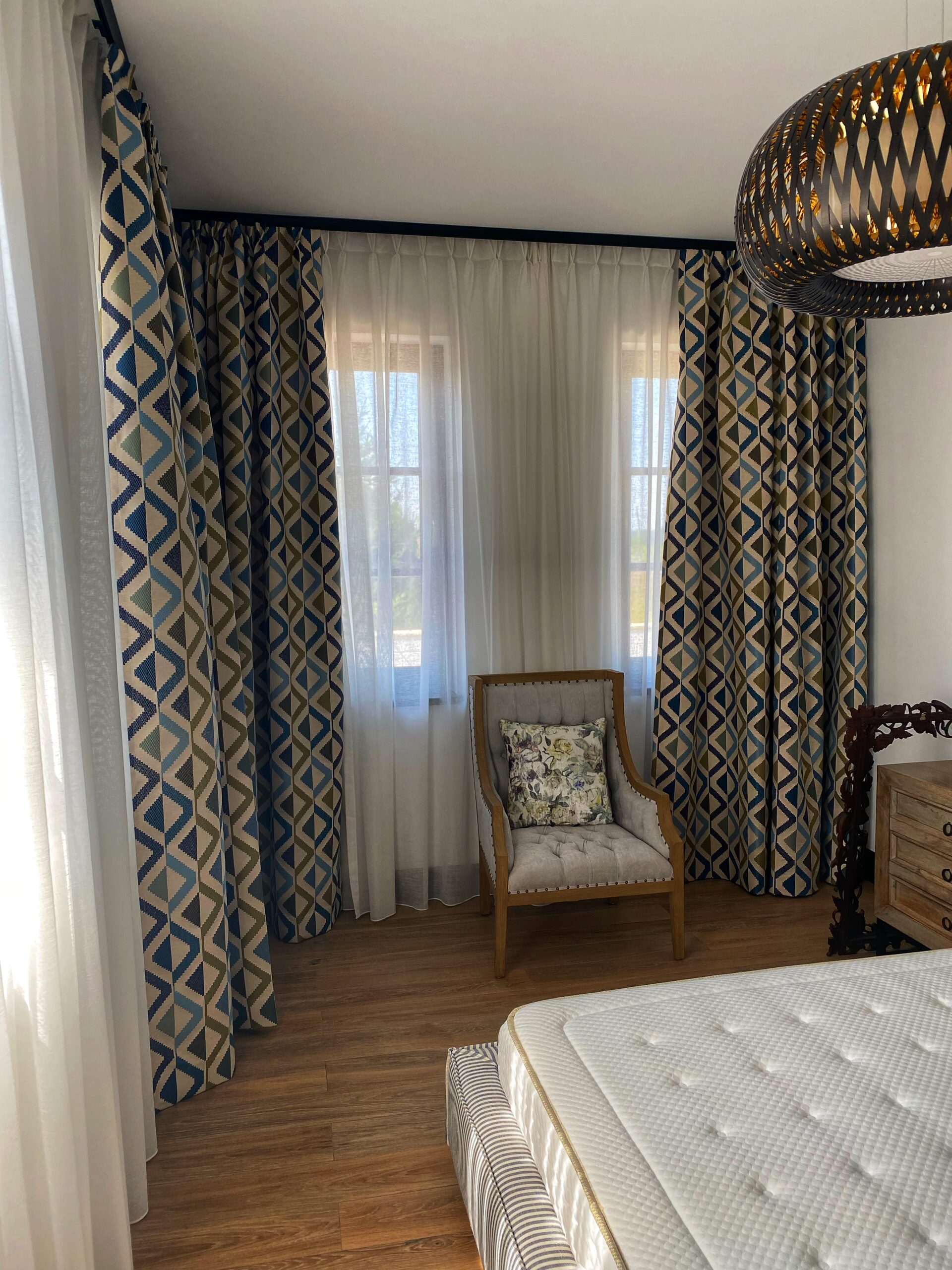 Perdele și draperii cu model geometric pentru dormitor – design modern – Decora Design București