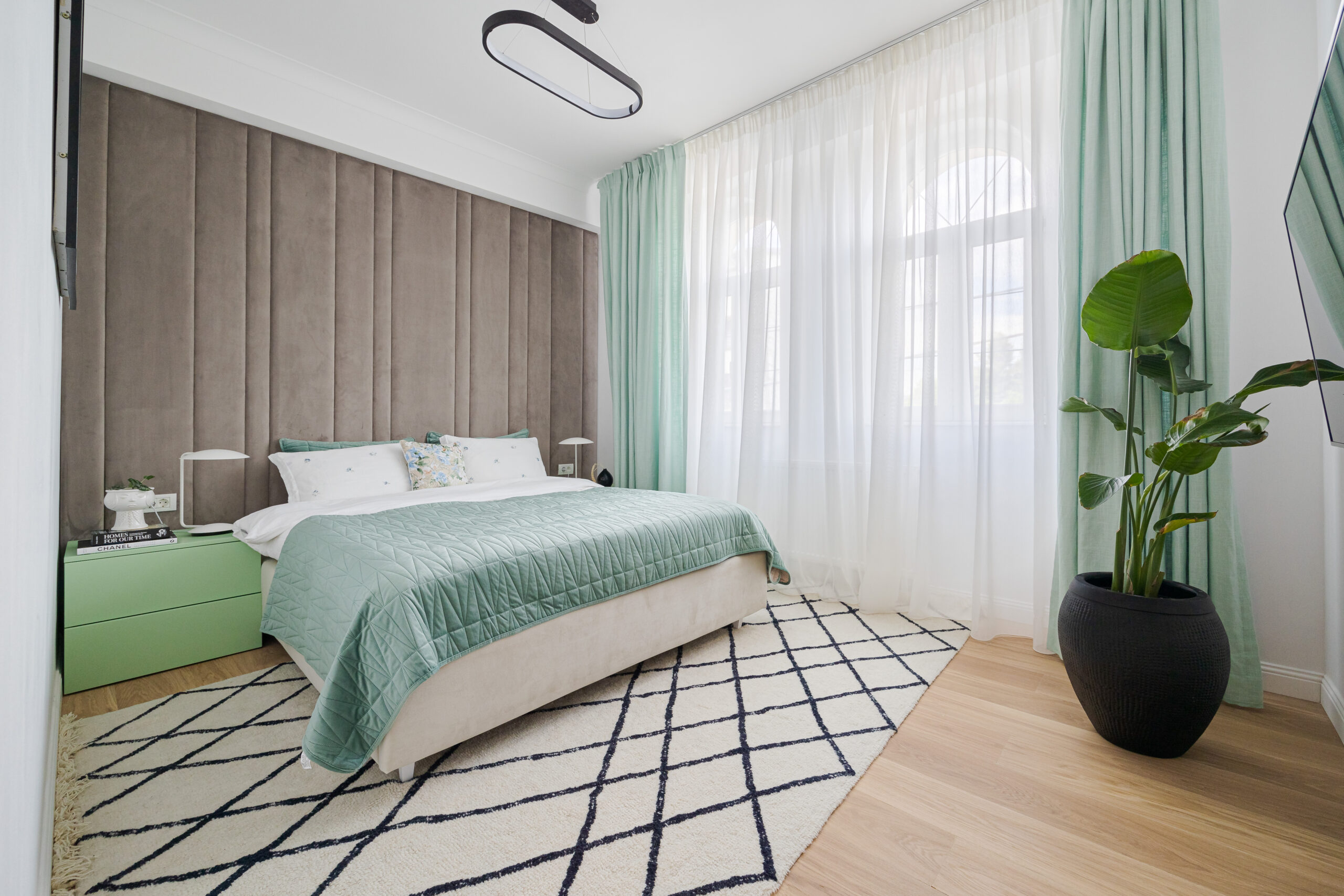 Perdele și draperii dormitor – confort vizual și design modern – Decora Design București
