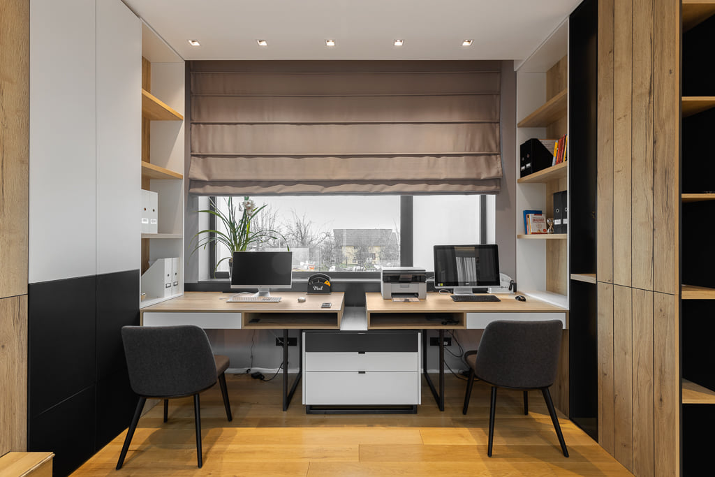 Stor roman birou – eleganță și funcționalitate – Decora Design București