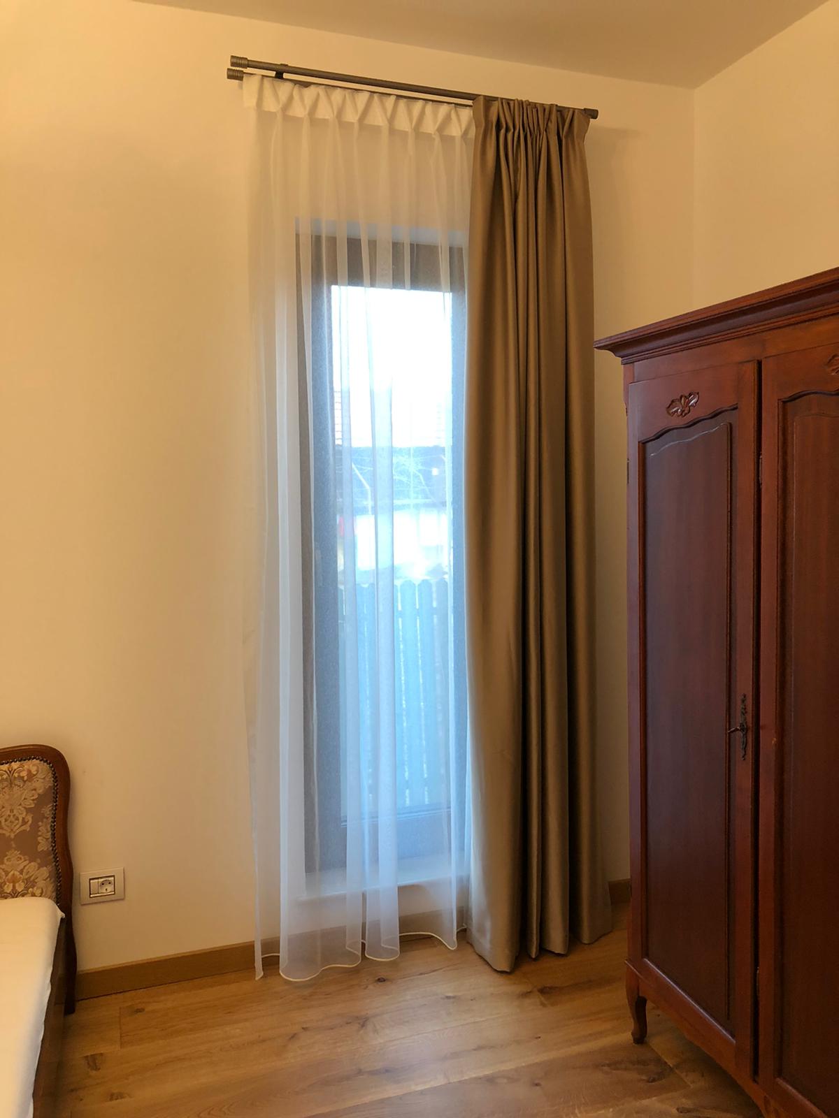 Perdele și draperii dormitor – confort vizual și eleganță – Decora Design București