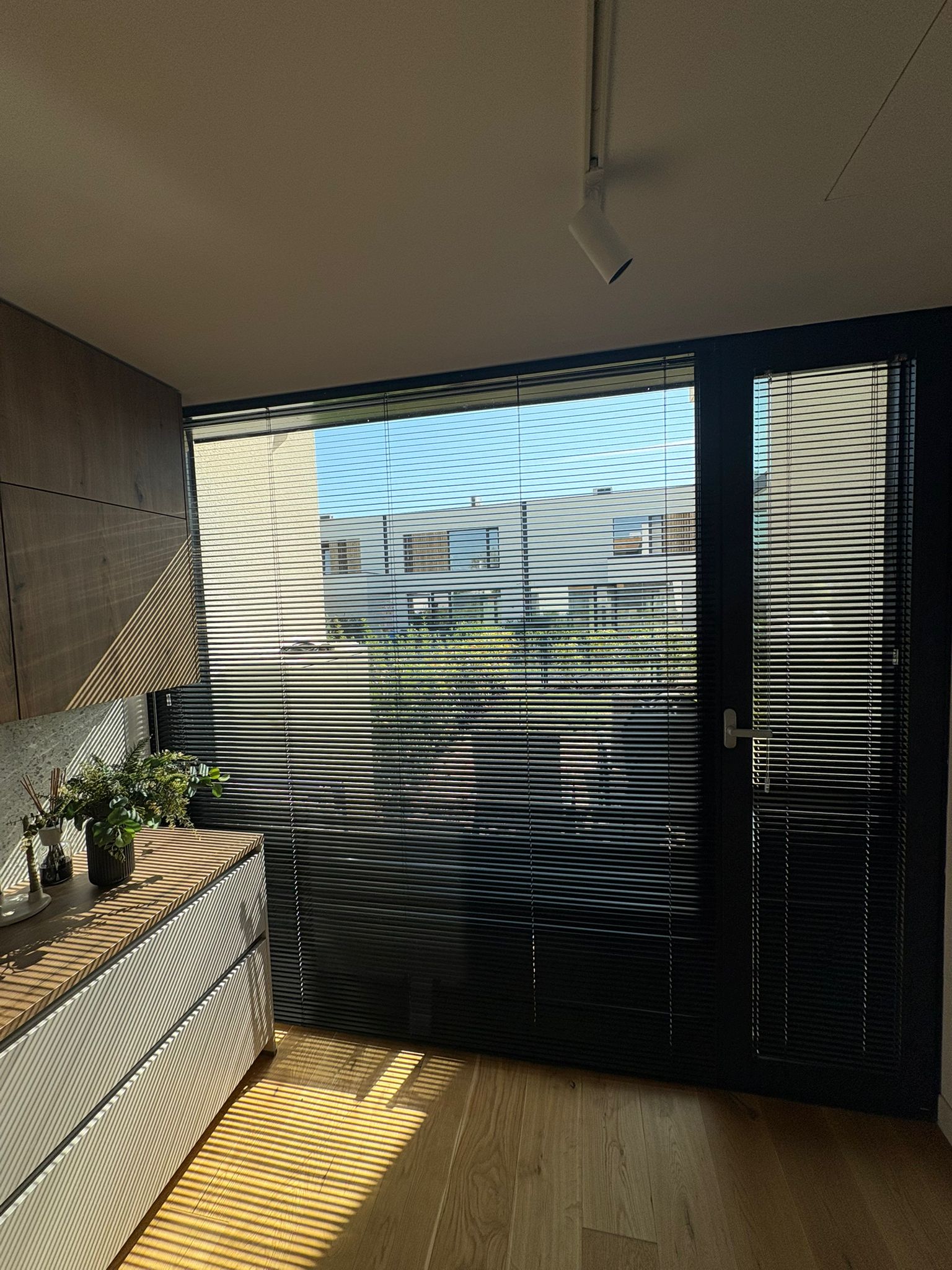 Jaluzele pentru bucătărie – stil practic și ușor de curățat – Decora Design București