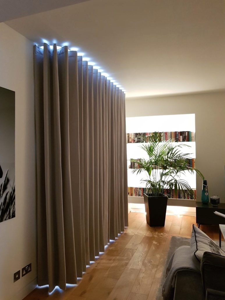 Draperii Wave cu LED pentru living – ambient modern și iluminare controlată – Decora Design București