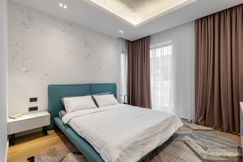 Perdele și draperii pentru dormitor – protecție solară și design elegant – Decora Design București