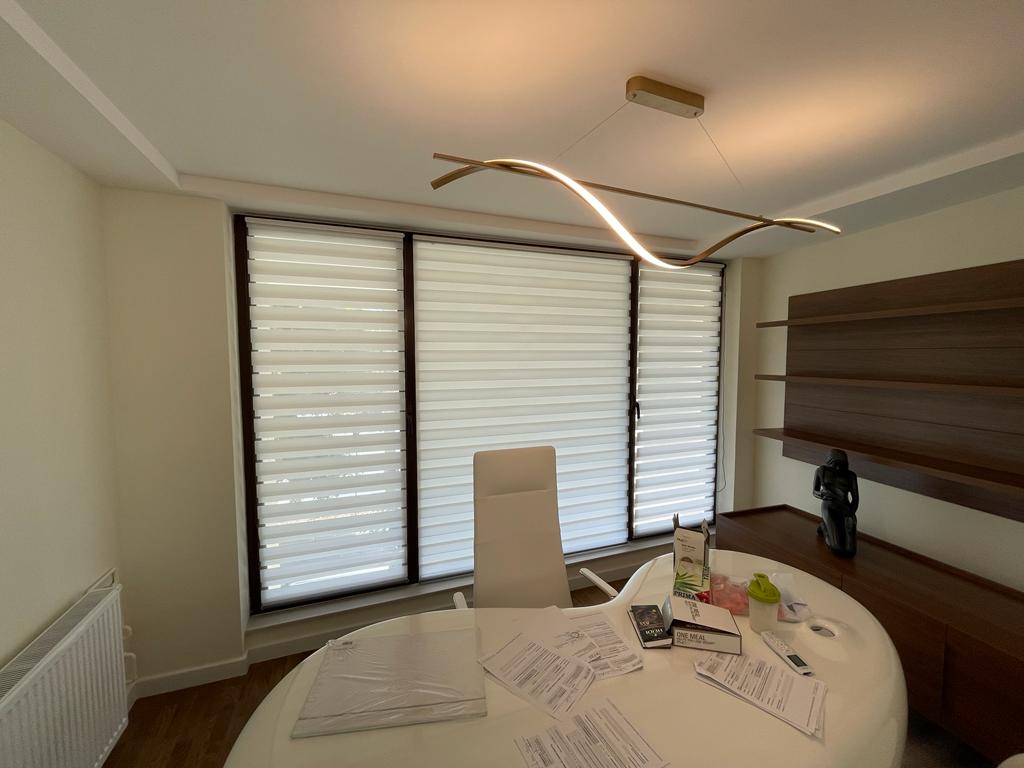 Rulouri Day & Night pentru ferestre de birou – Decora Design București