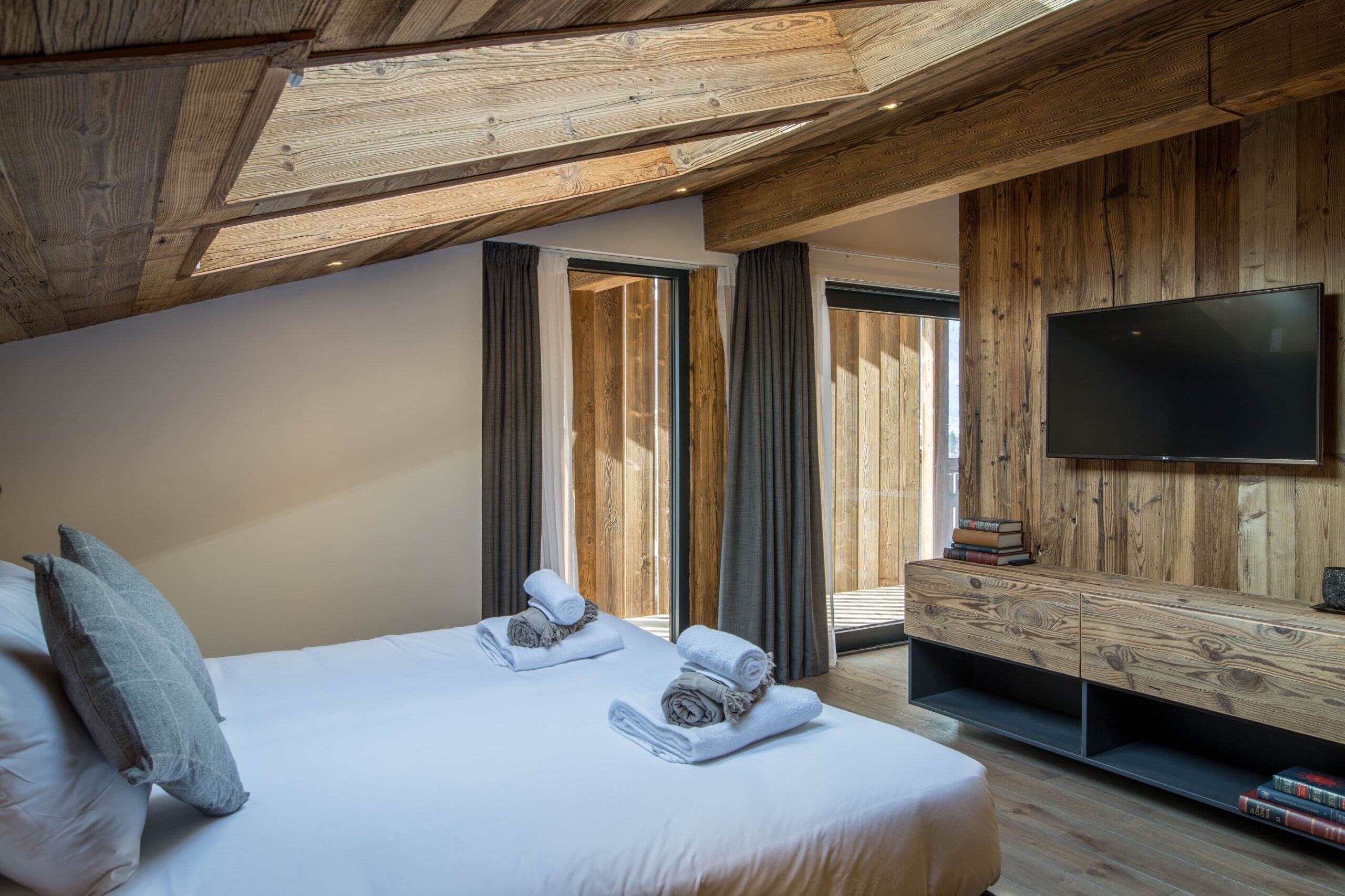 Perdele și draperii apartament hotel pe șină – București