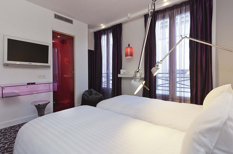 Perdele și draperii pe șină – cameră hotel – Decora Design