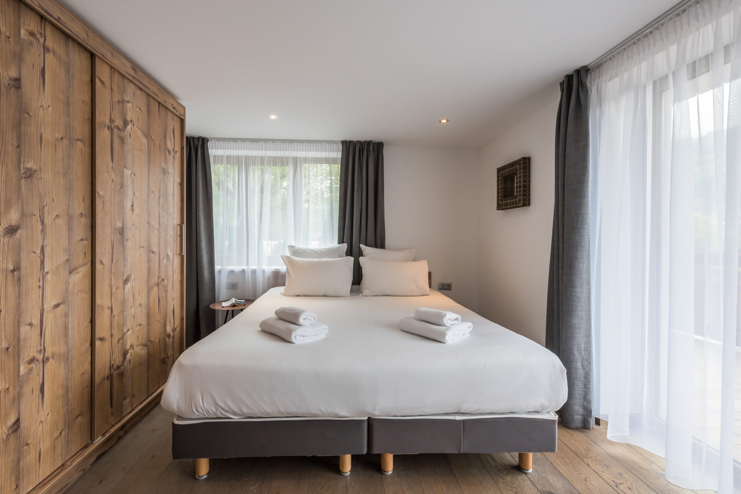 Perdele și draperii montate pe șină – cameră hotel – București