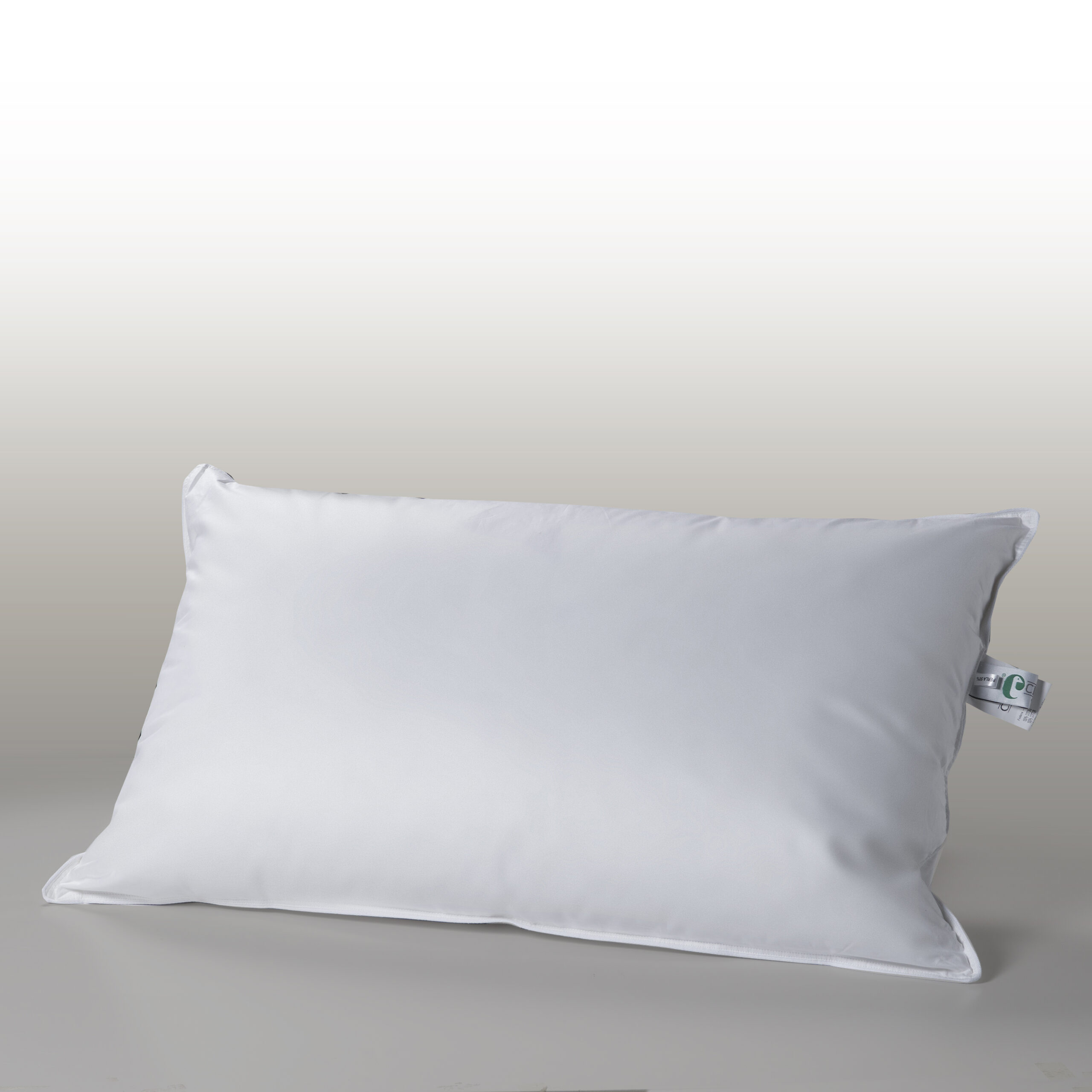 Detaliu pernă din pene și puf de gâscă Decora Design showroom București