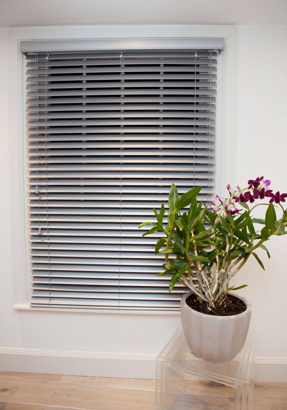 Jaluzele aluminiu pentru living – control al luminii și stil modern – Decora Design București